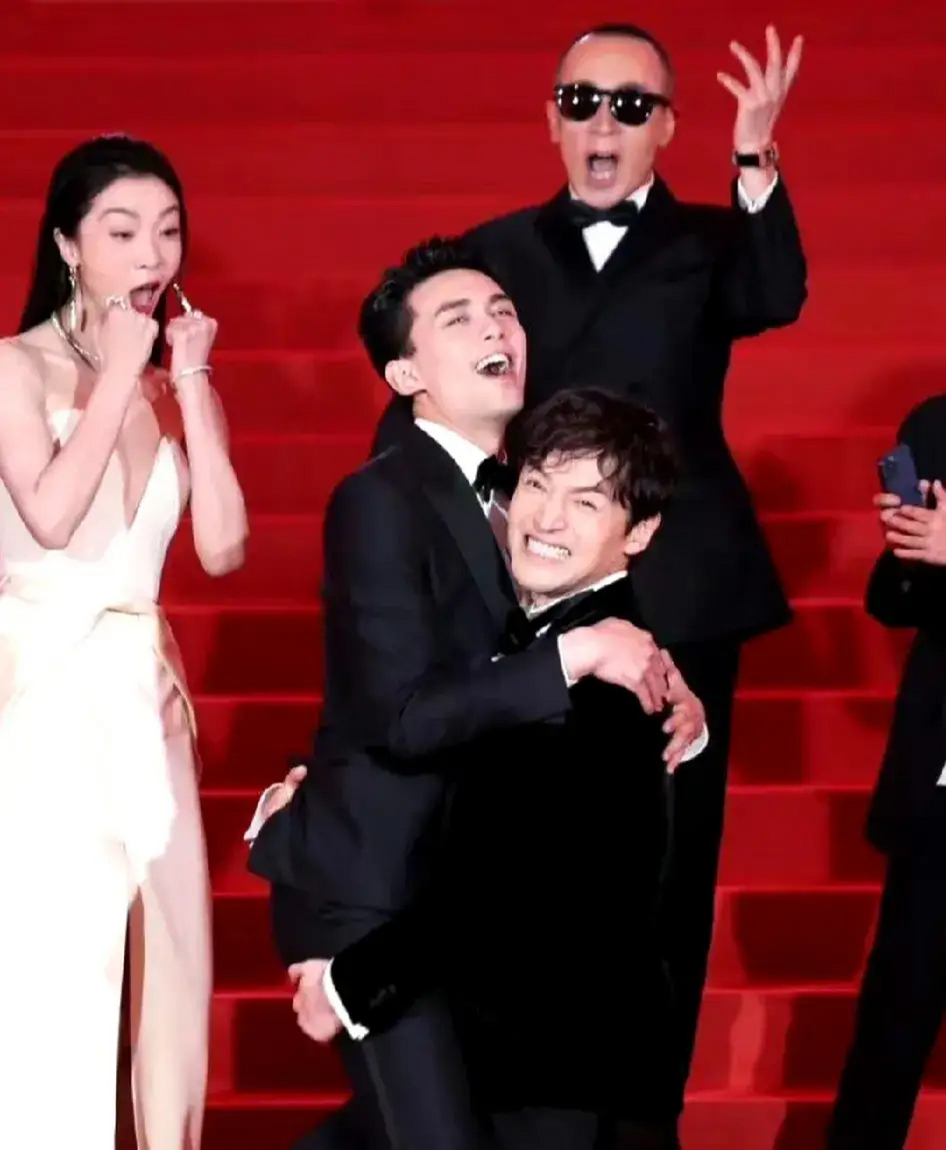 吴磊现在已经23岁,身高体重都很大,让胡歌用尽全身力气才能抱起来.