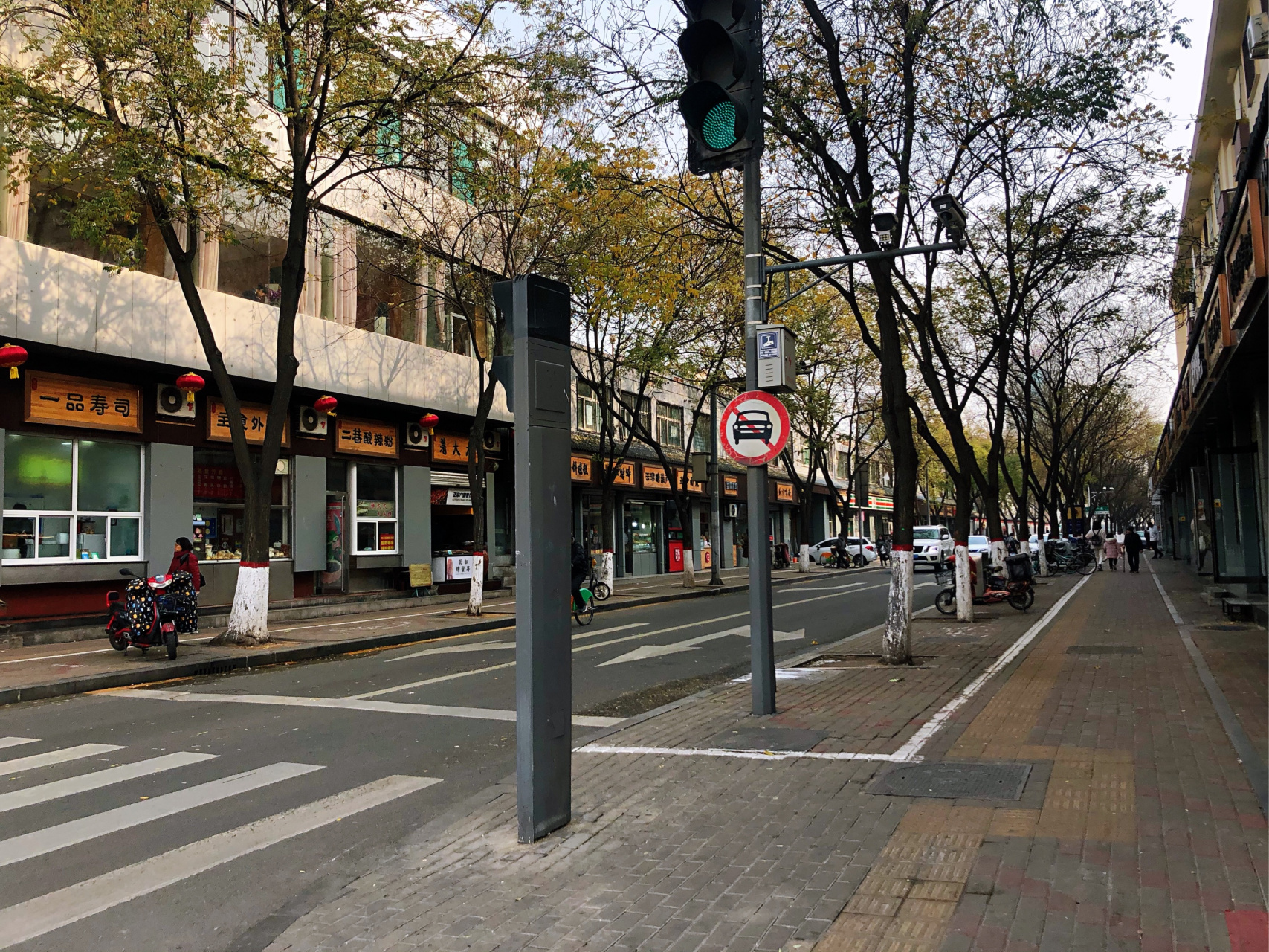 太原桃园二巷这个短短的美食街,每次路过这里都会来一碗面皮,不管是