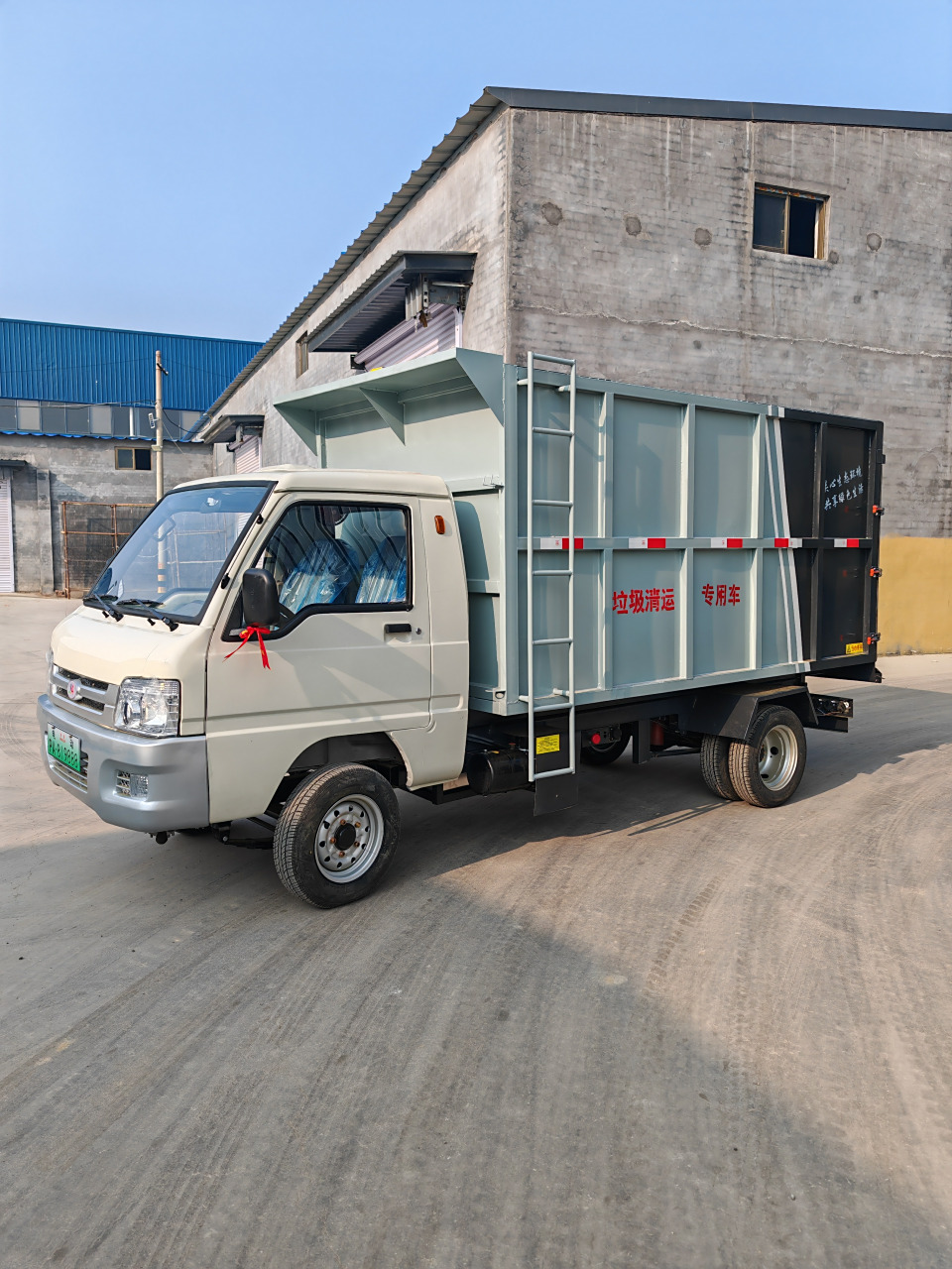 电动四轮挂桶垃圾车8立方箱体电动垃圾车是快速的电动环保车,适合小区