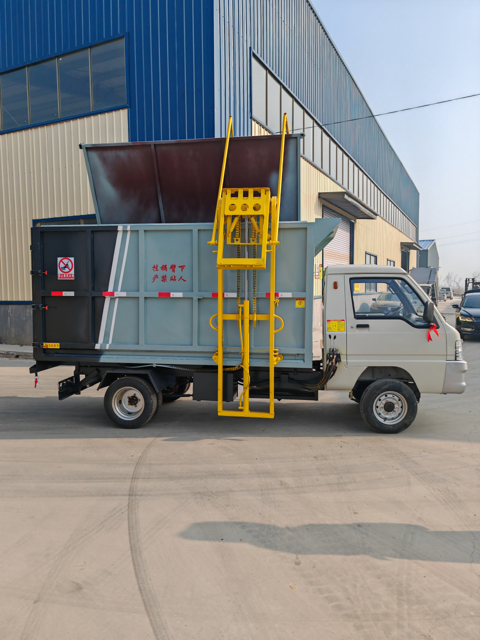 电动四轮挂桶垃圾车8立方箱体电动垃圾车是快速的电动环保车,适合小区