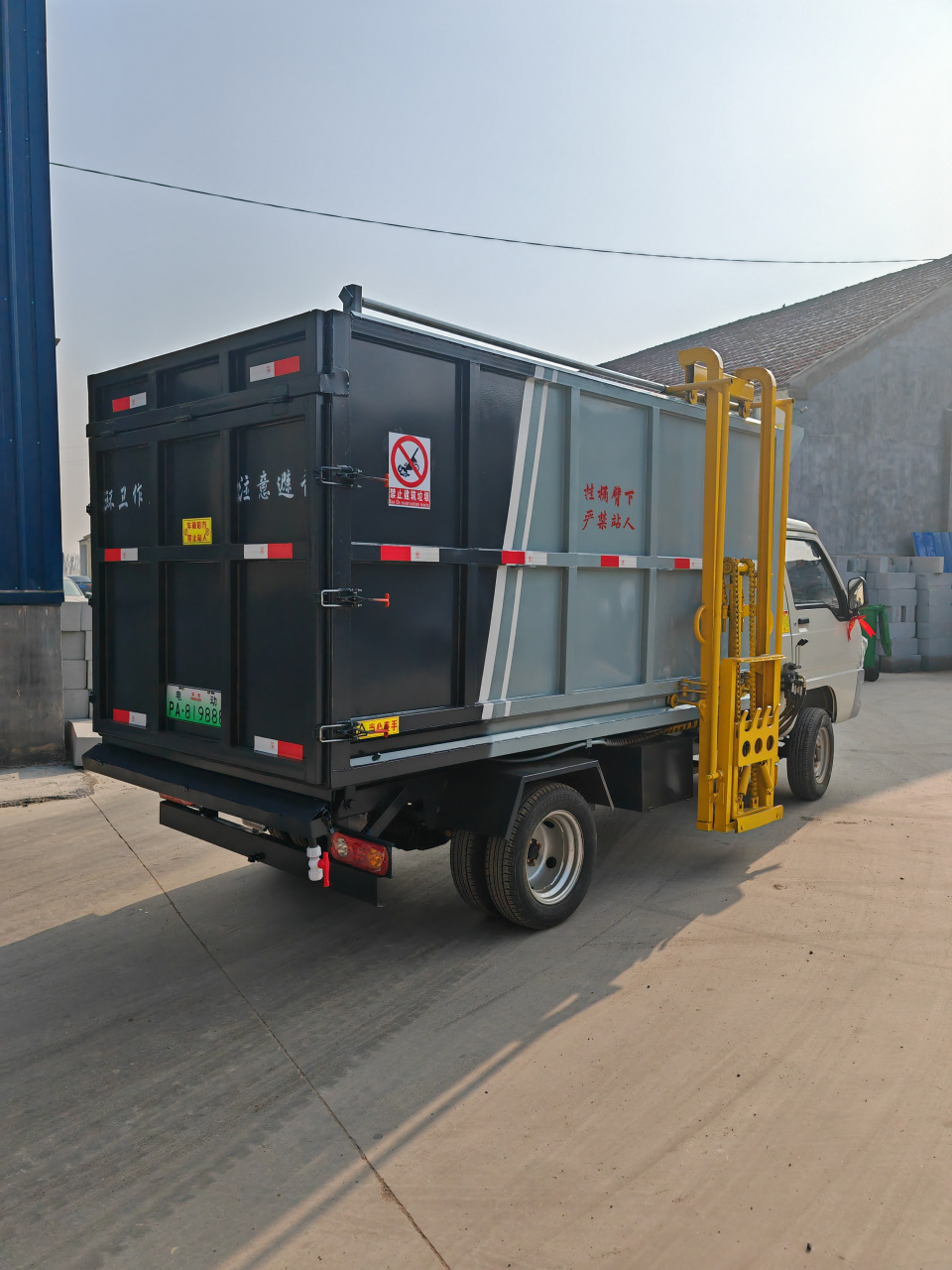 电动四轮挂桶垃圾车8立方箱体电动垃圾车是快速的电动环保车,适合小区