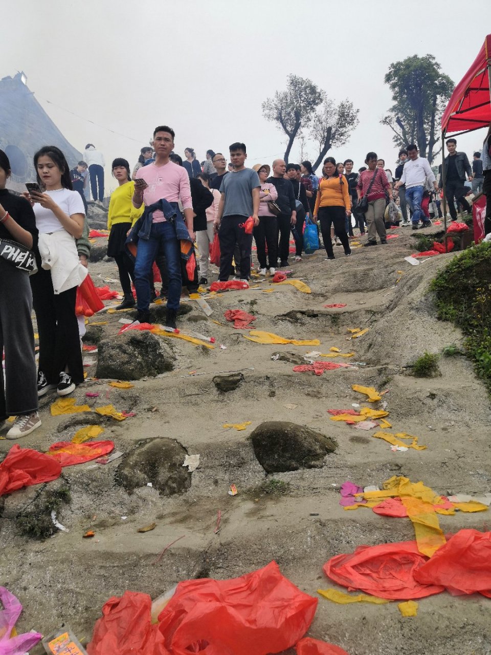 题玉林寒山岭 记玉林寒山诞神  远上寒山路径斜,青山深处有人家.