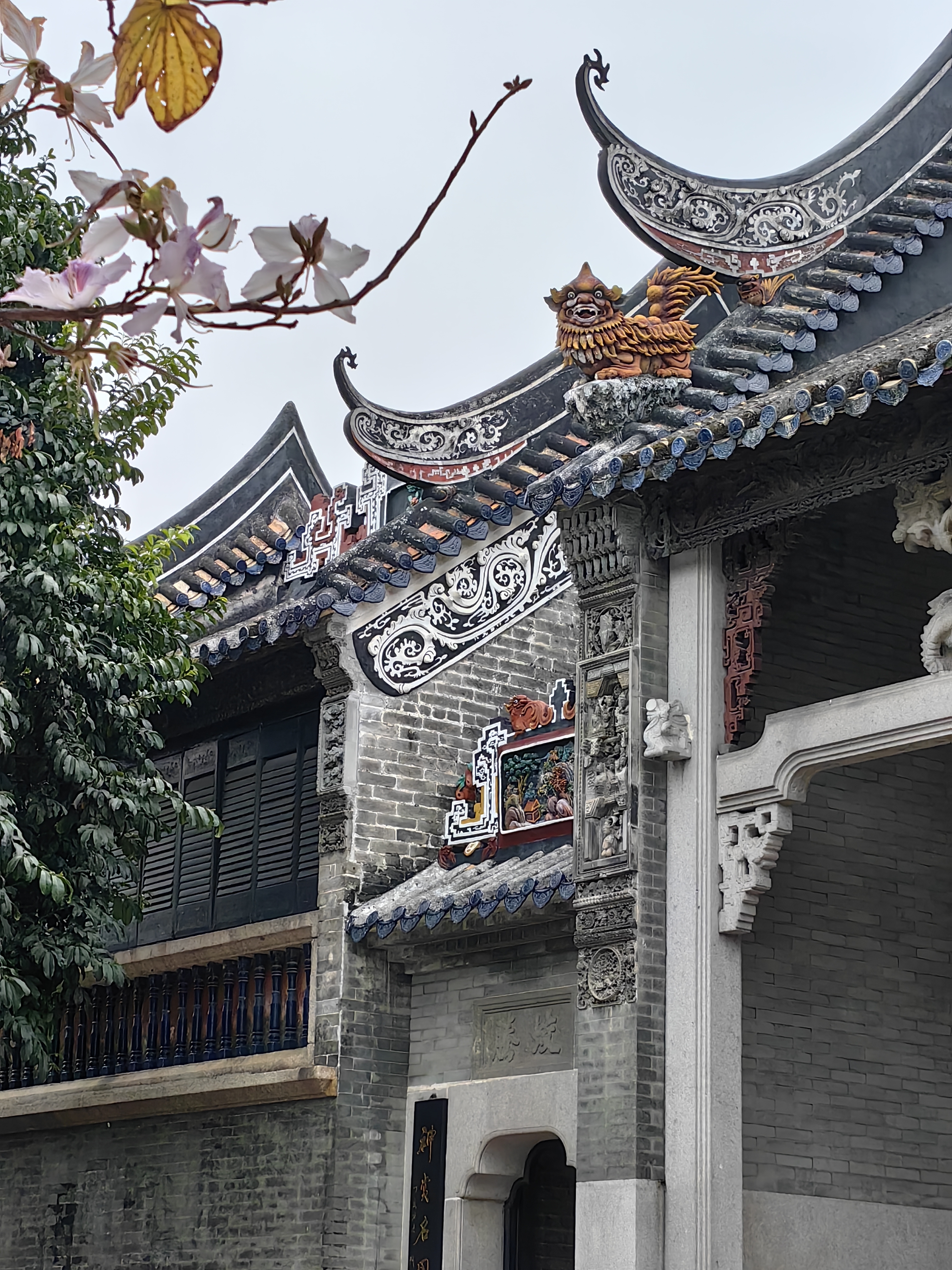 番禺余荫山房清代风格的建筑美仑美焕,在春暖花开的季节,令人陶醉其中