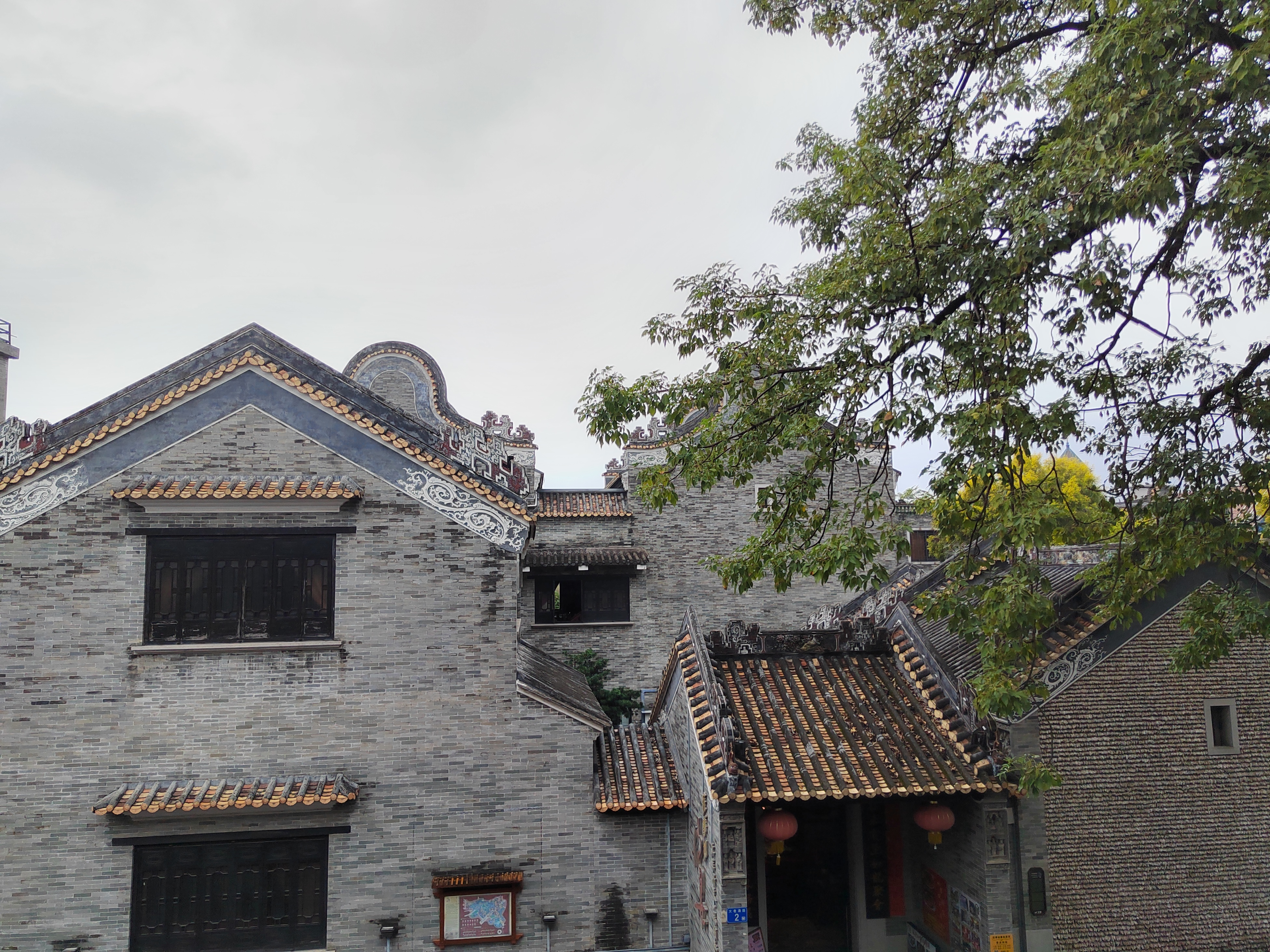 探访广州番禺沙湾古建筑之美 我来到了沙湾古镇,沿着石街石巷前行