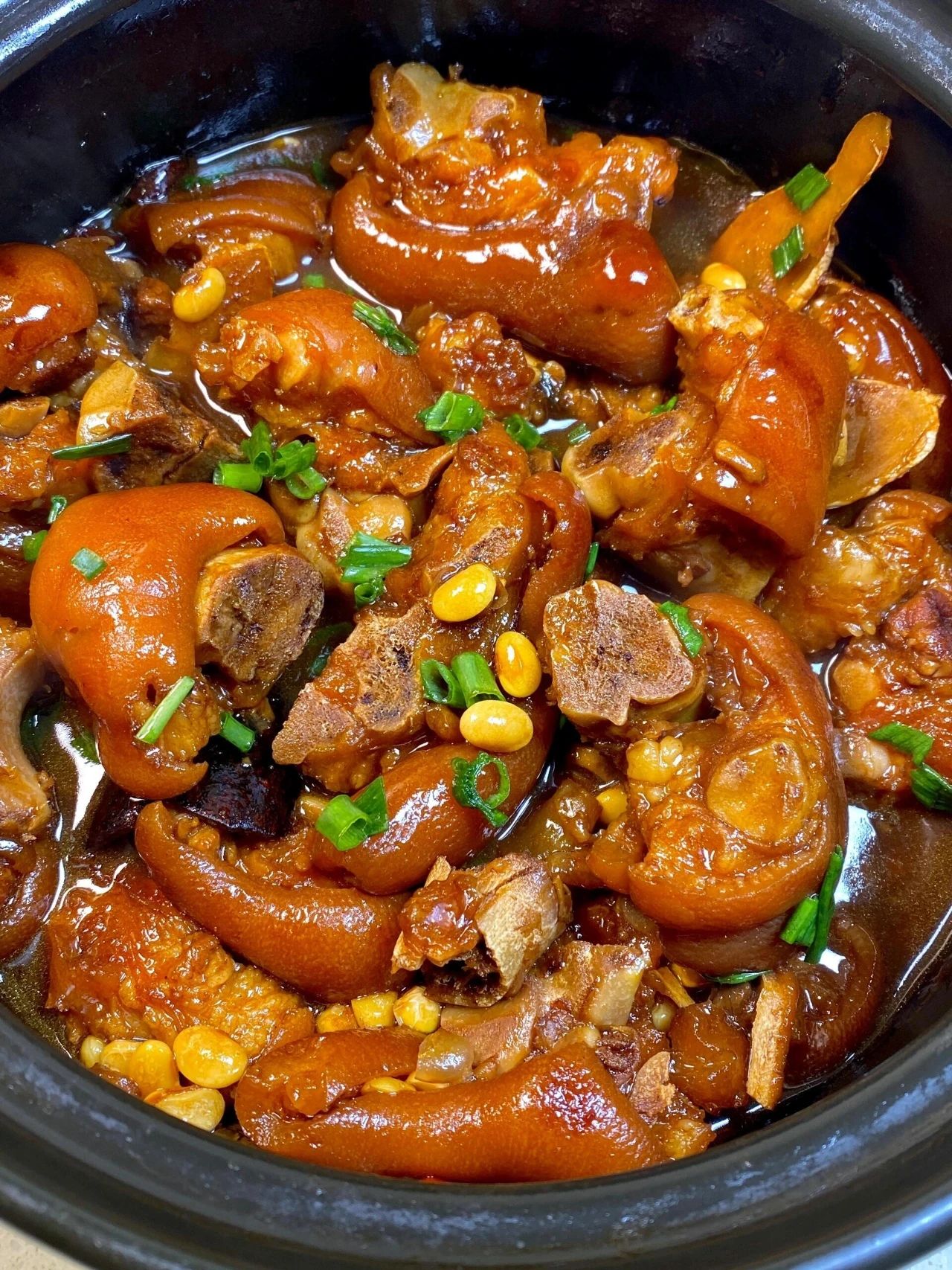 红烧猪蹄,软糯脱骨,肉质鲜美,色香味俱佳,口感不肥腻.