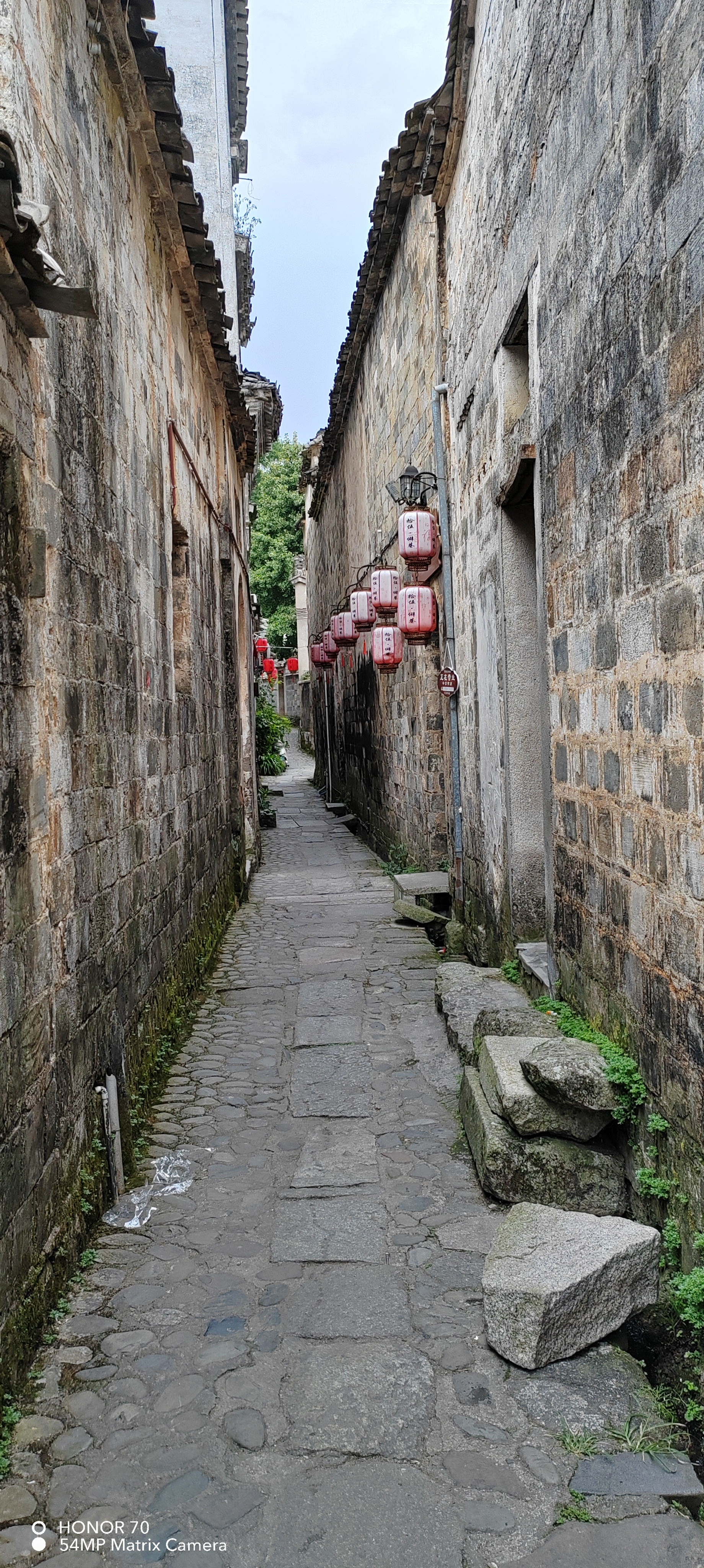"走进这条小巷,仿佛穿越了时空,回到了过去.