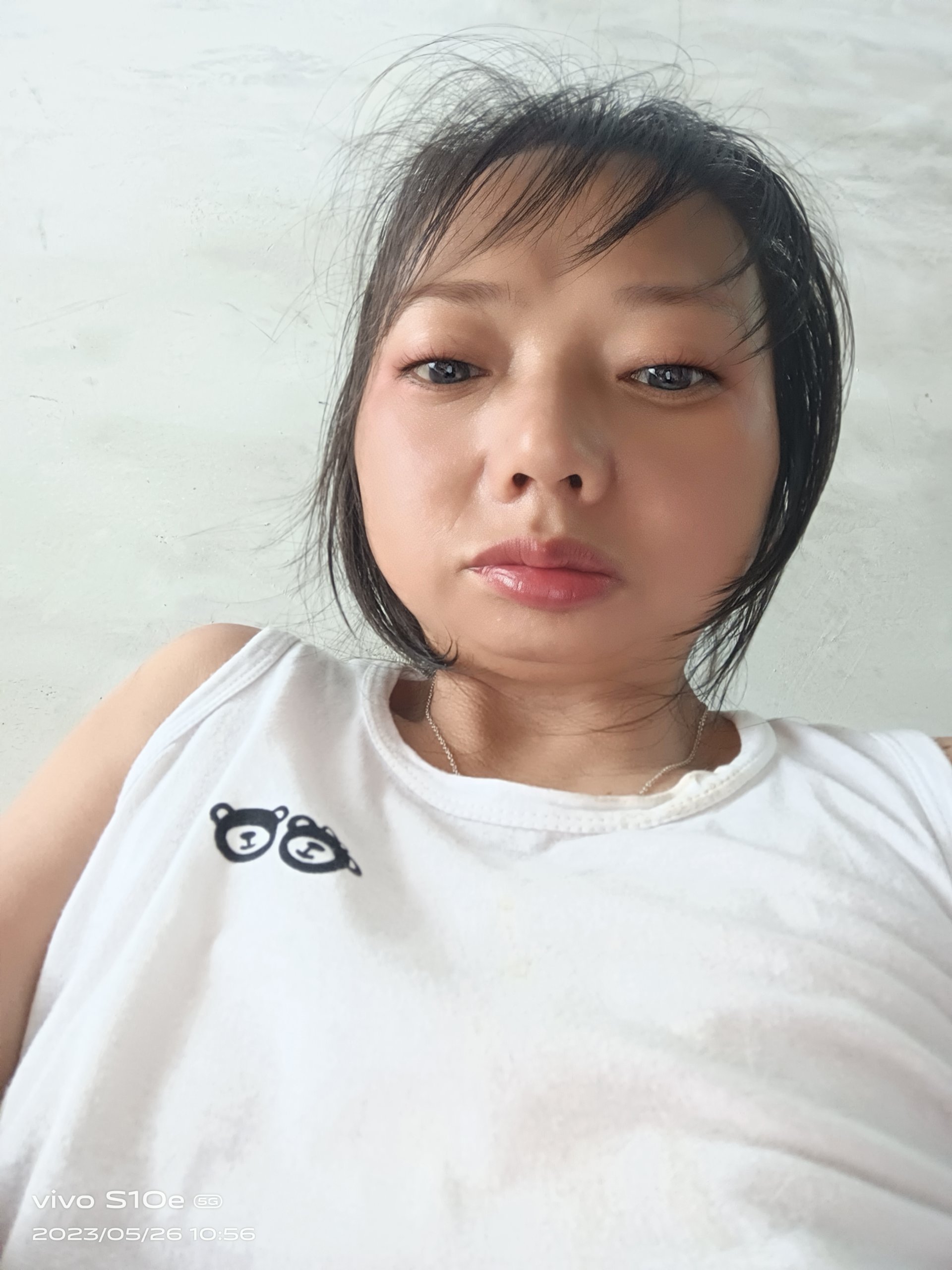 今天又懒得p图了,直接发张素颜自拍照,你们随意感受下我的大脸盘子吧!