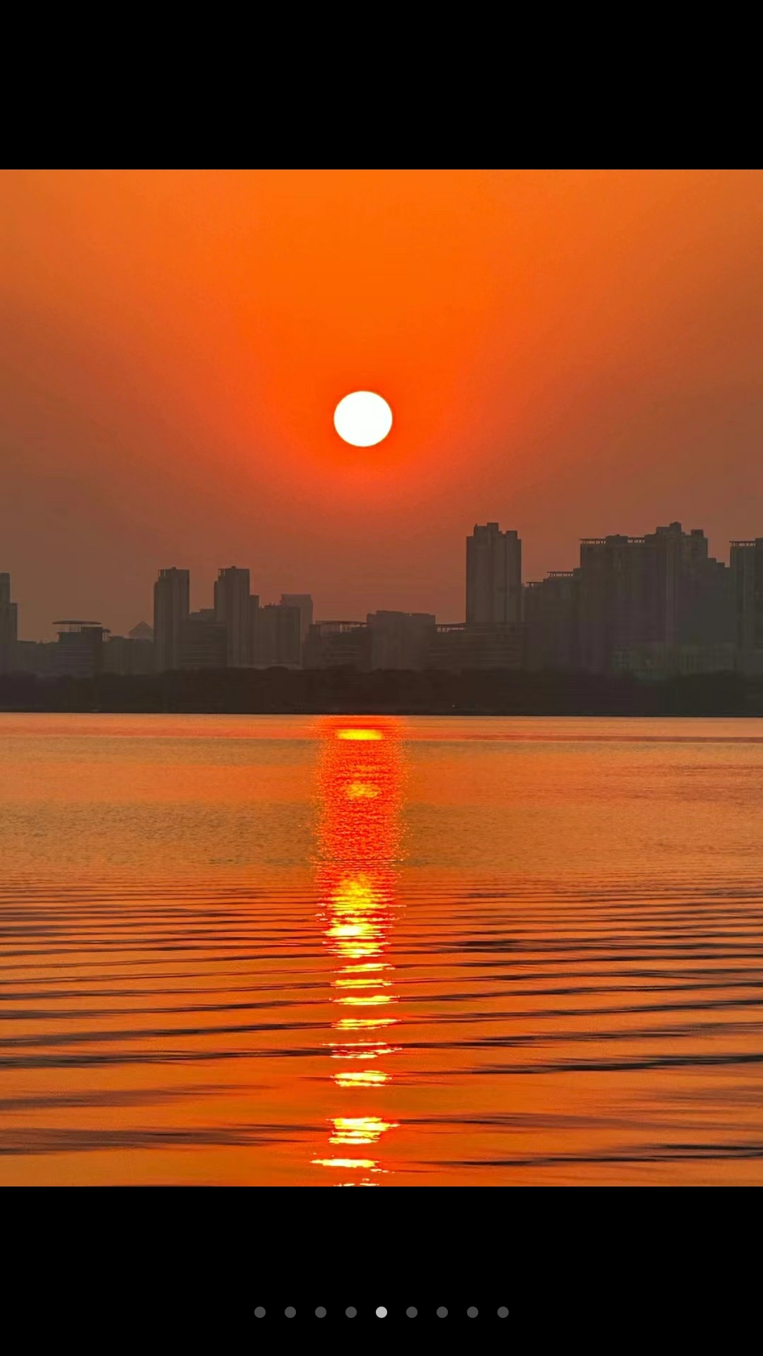 人们行色匆匆,汗水淋漓,仿佛在挑战炎热的天气.