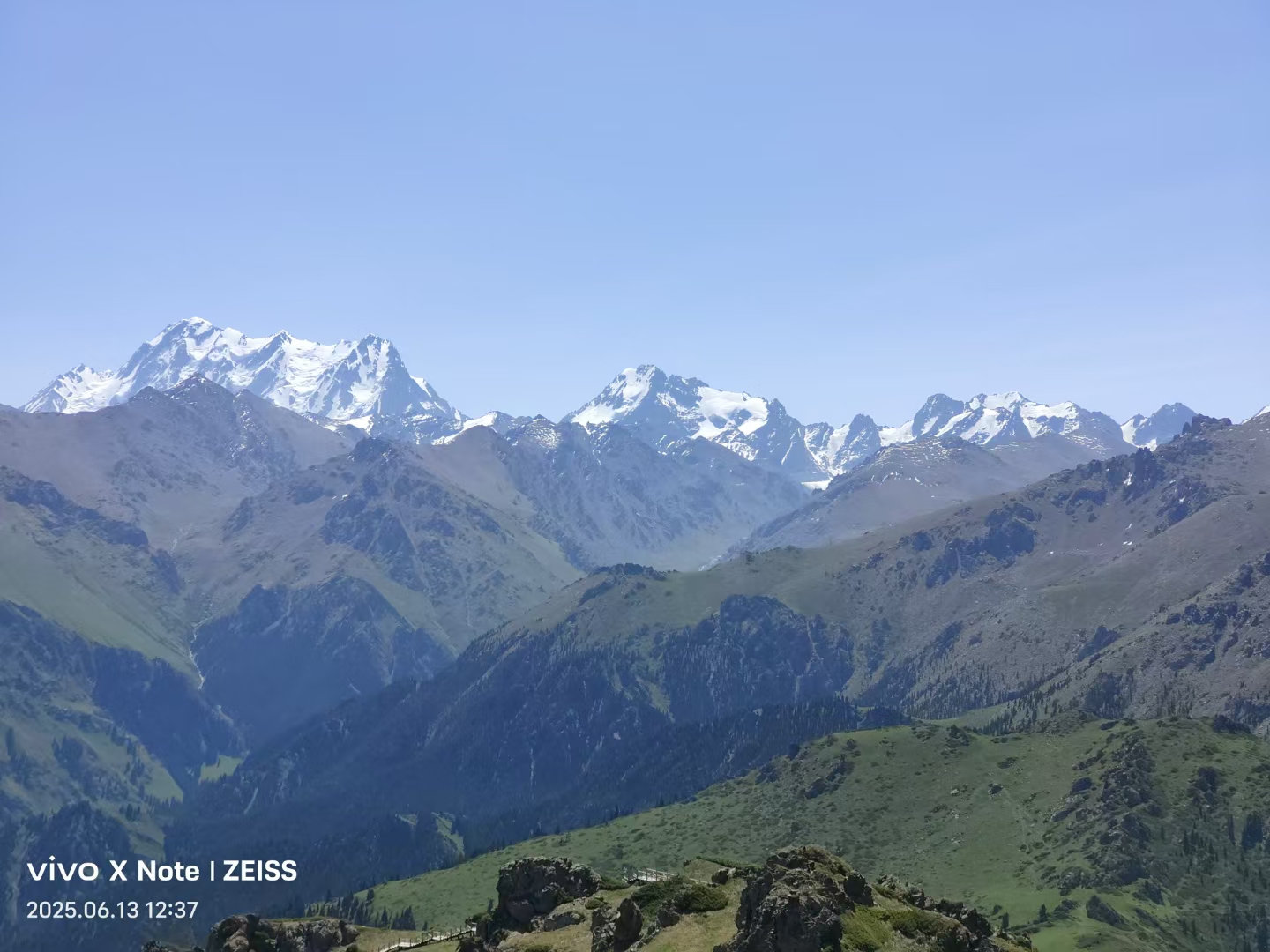 新疆天山博格达峰下天池