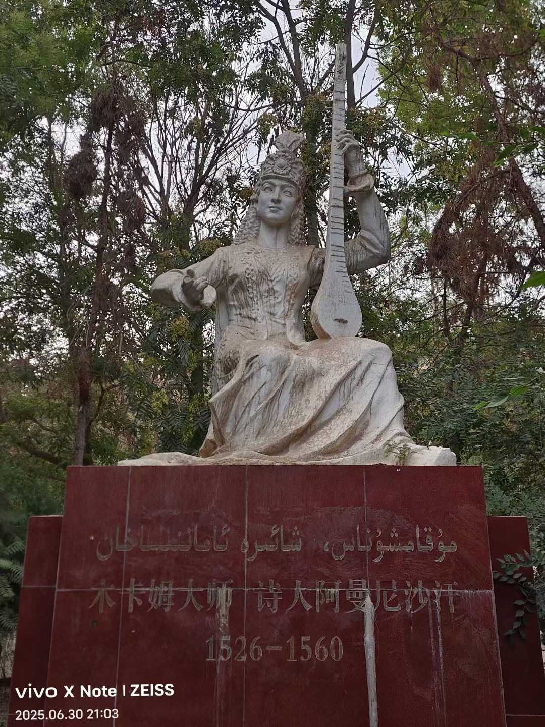 莎车的晚八点半,日光依然如同白昼,但已没有了日间的暑气