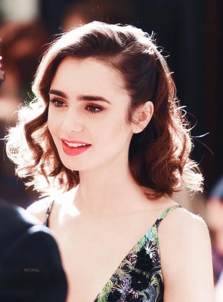 柯林斯(lily collins)英国影视演员,在电视剧版悲惨世界中饰演芳汀