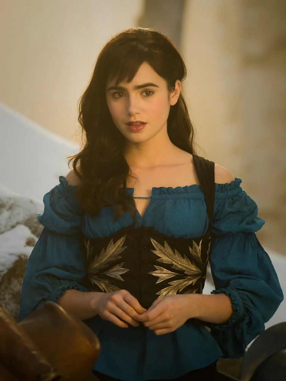 柯林斯(lily collins)英国影视演员,在电视剧版悲惨世界中饰演芳汀