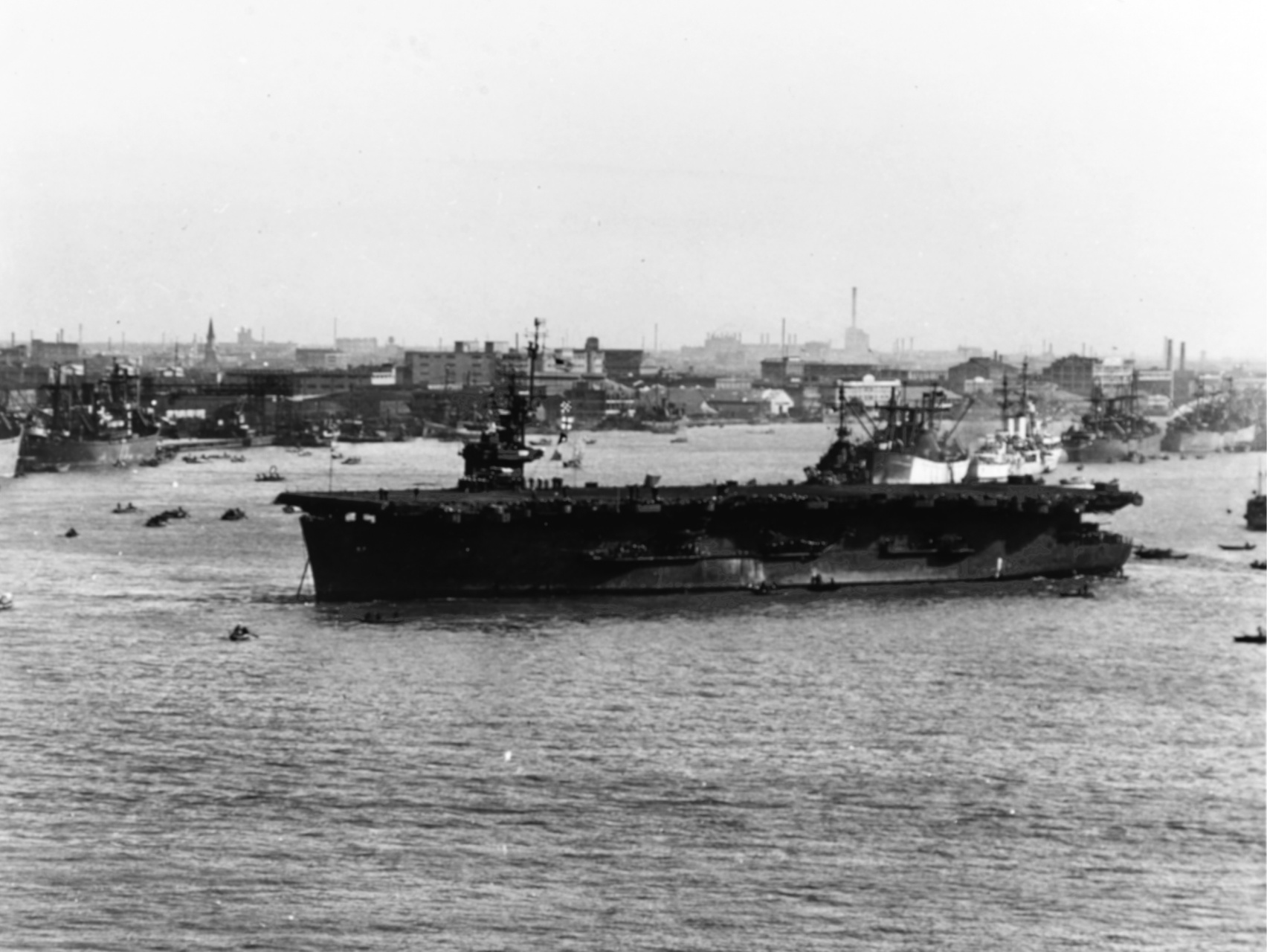 1945年12月美国海军卡萨布兰卡级护航航空母舰安齐奥号抵达上海,行驶
