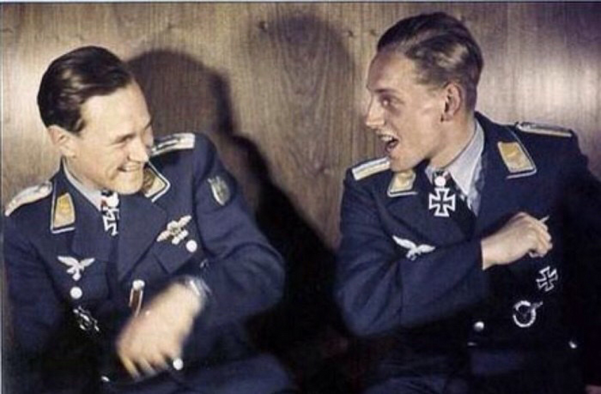 埃里希-哈特曼(右)与好友格尔哈德-巴克霍恩,两人在一起共击落653架