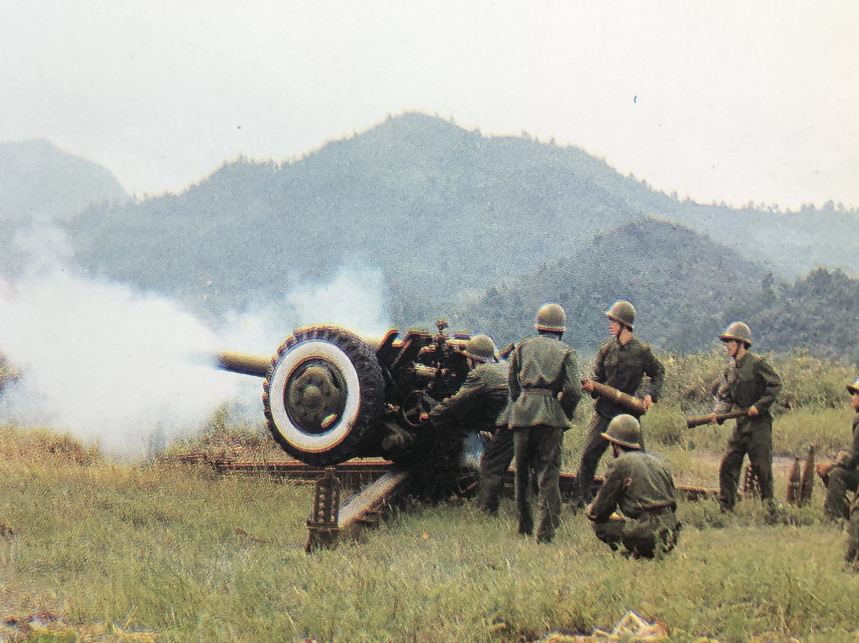 80年代中期85式122毫米榴弹炮在射击 80年代中期85式122毫米榴弹炮在