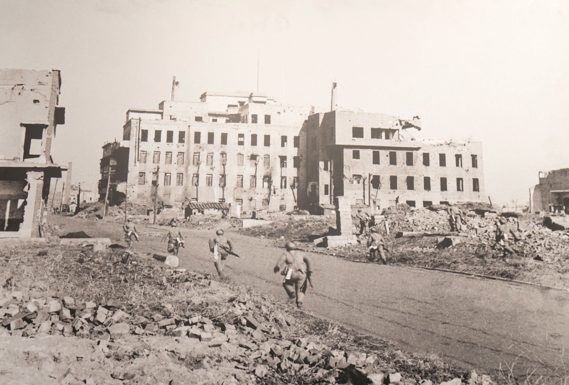 1950年12月6日志愿军39军116师进入平壤,这是部队在平壤斯大林大街