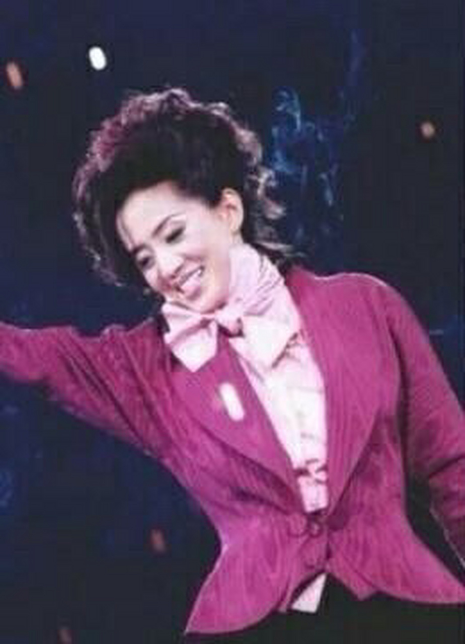 她是香港乐坛至今最年轻的金针奖得主,时年35岁