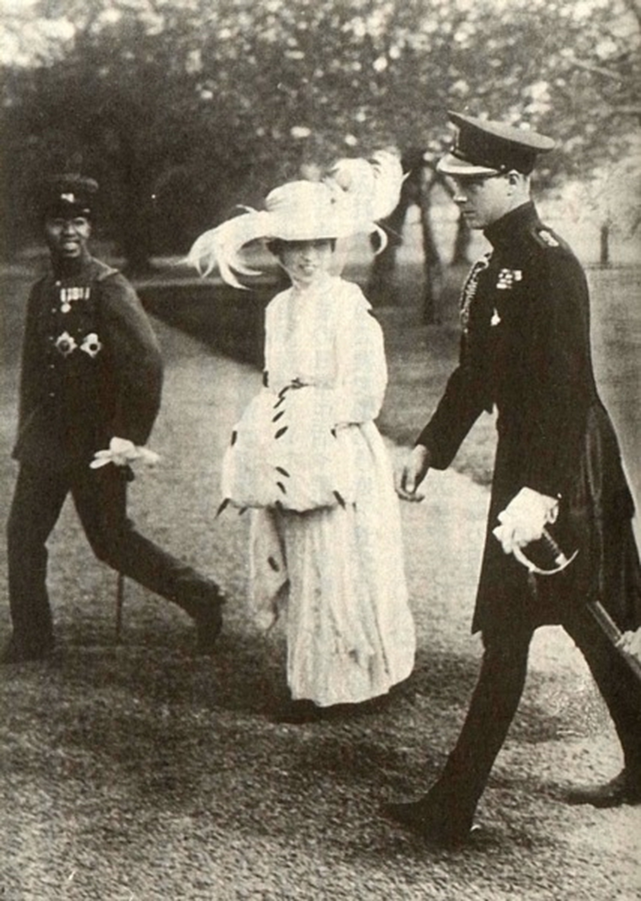 1922年贞明皇后九条节子与儿子裕仁亲王(左),英国国王爱德华八世(右)