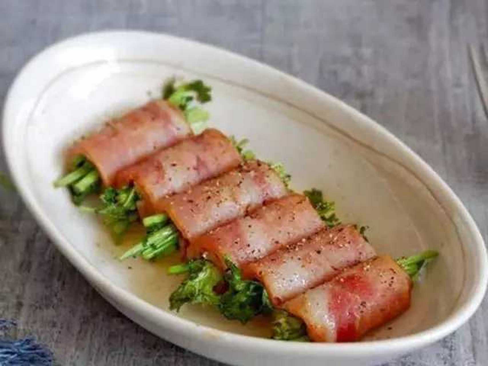 夏日限定美食# 培根香菜卷  材料:培根,香菜,橄榄油,盐,黑胡椒  做法