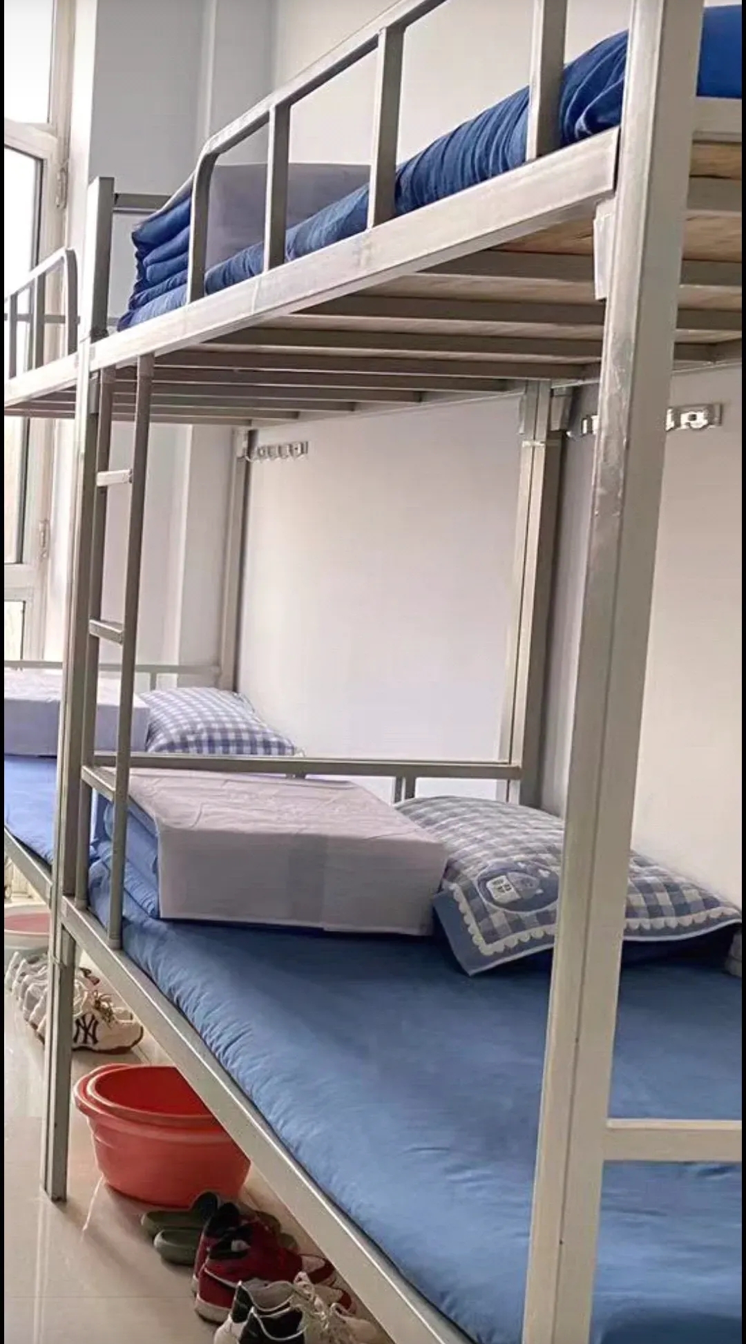 我有个亲戚,以前是造纸厂的职工,夫妻两个双双下岗