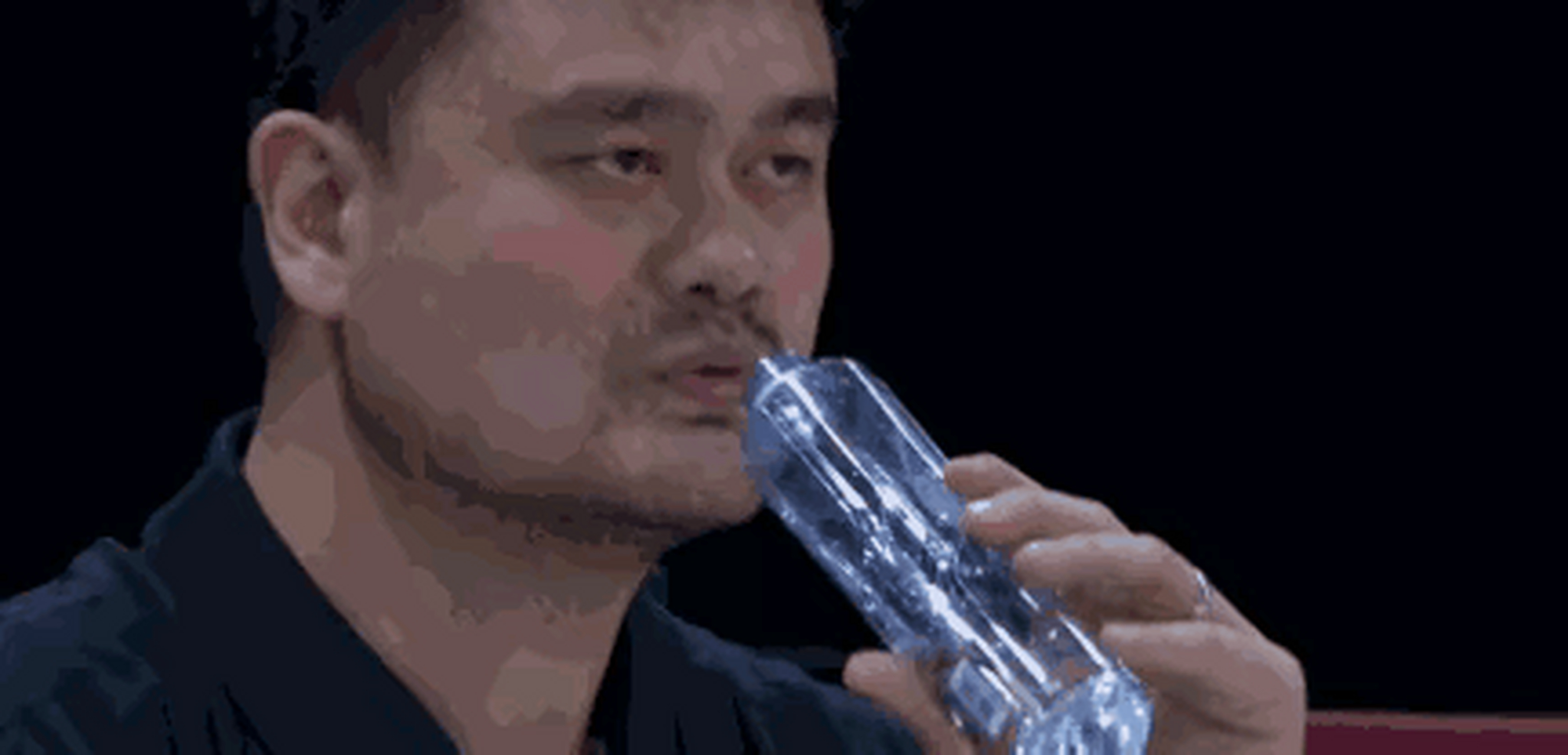 矿泉水在姚明手里,就像我们平常人喝的口服液,有没有可能他拿的还是大