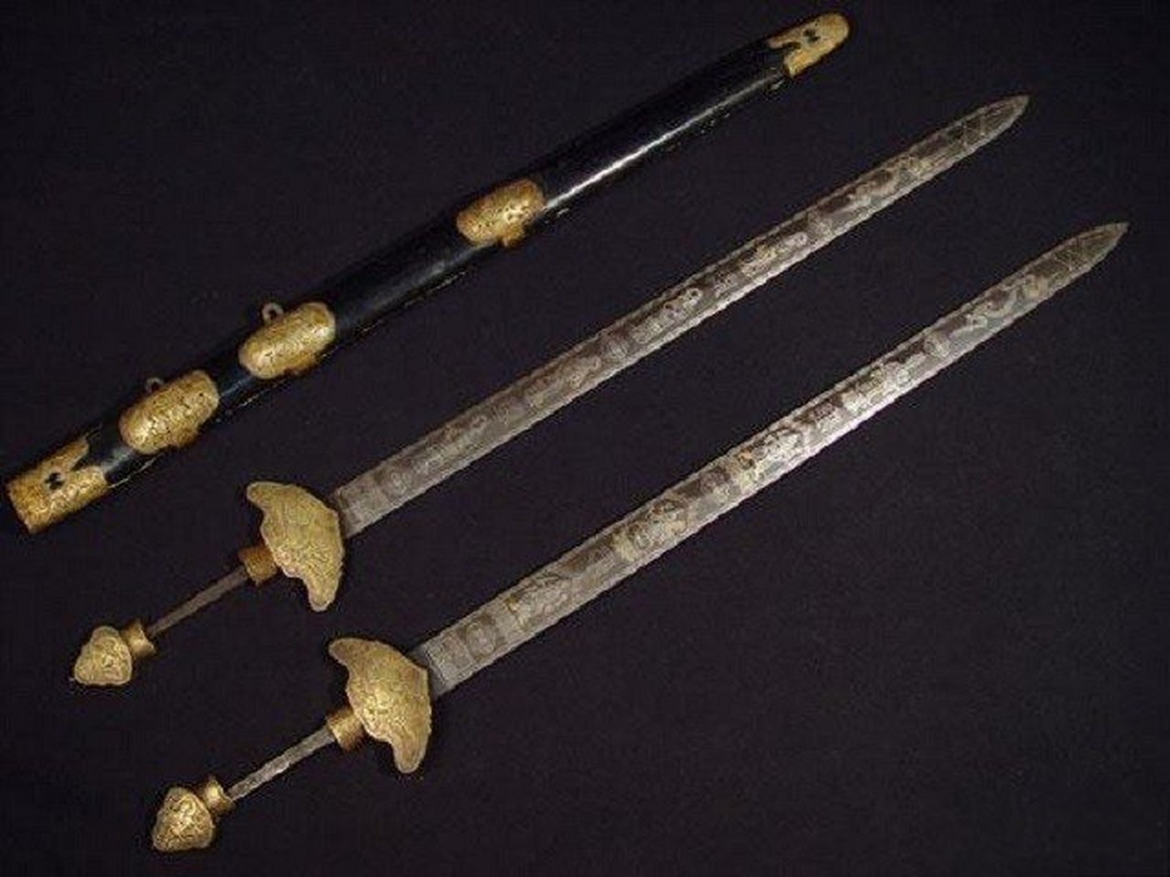 历史往事 刘备双股剑:此双剑又名鸳鸯剑,有雌雄之分.