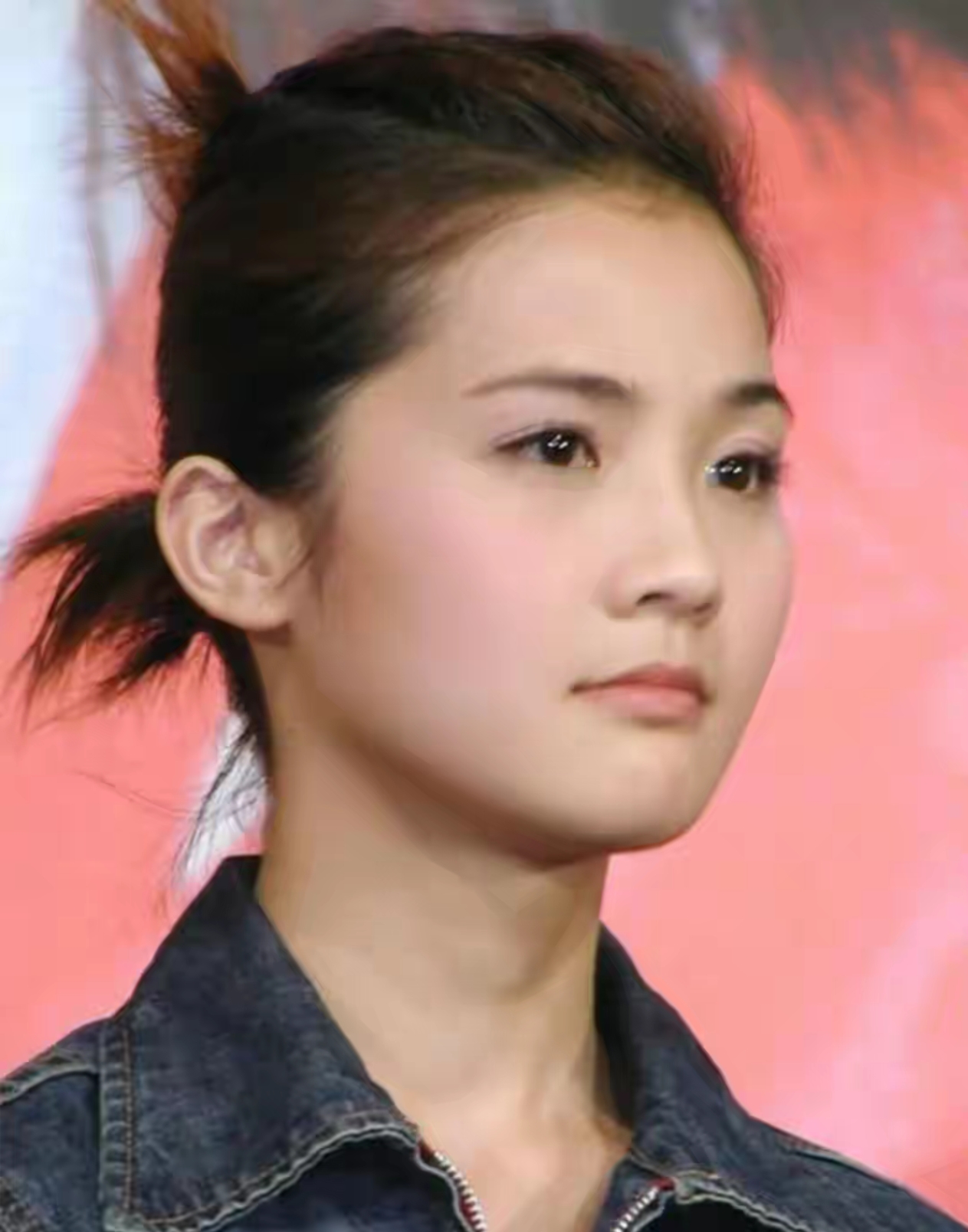 几张蔡卓妍年轻时的老照片,她不算多漂亮,出彩的是笑容,声音,神采