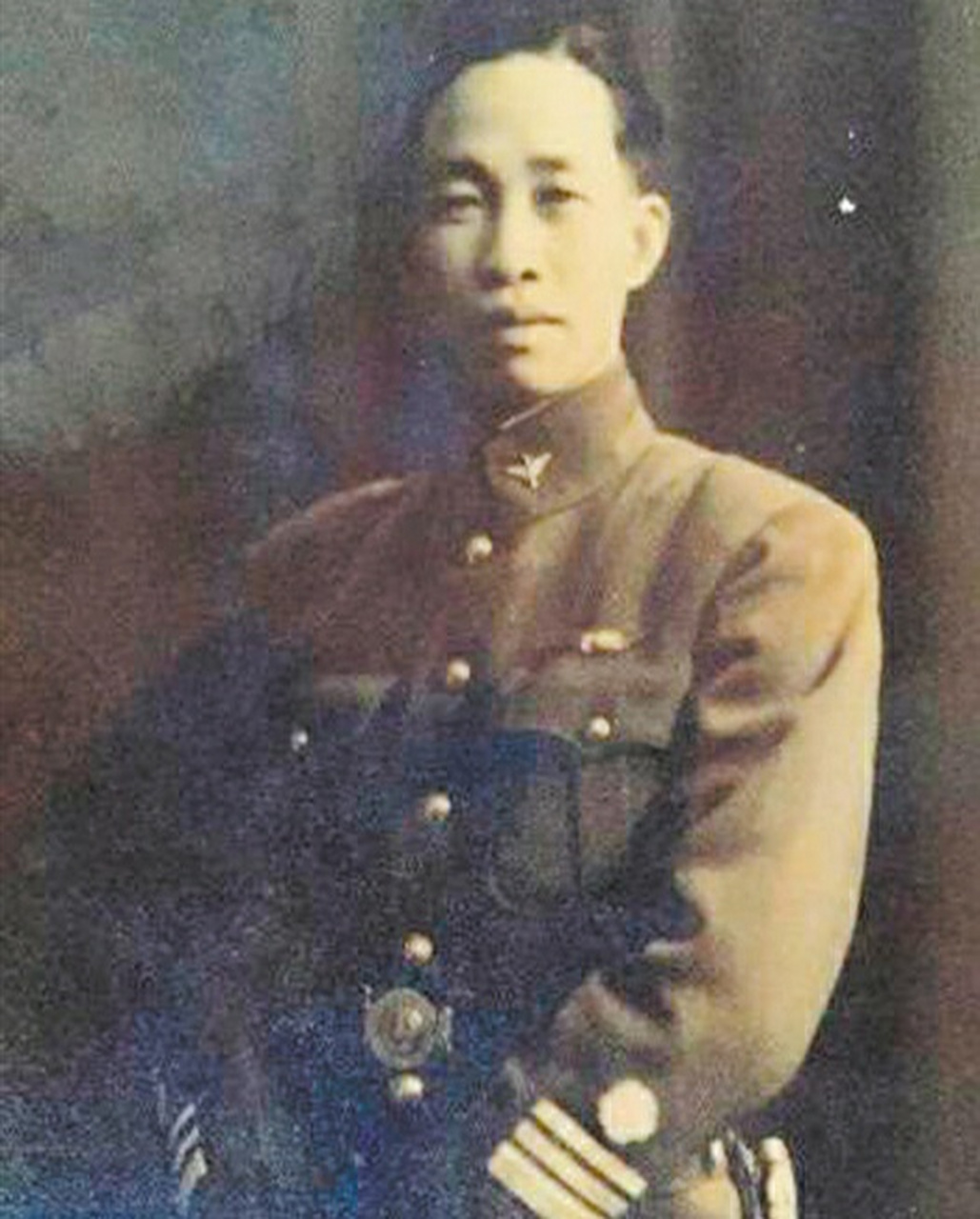 抗战英雄吴汝鎏 吴汝鎏,汉族广府人,原籍广东江门,国民革命军空军第三