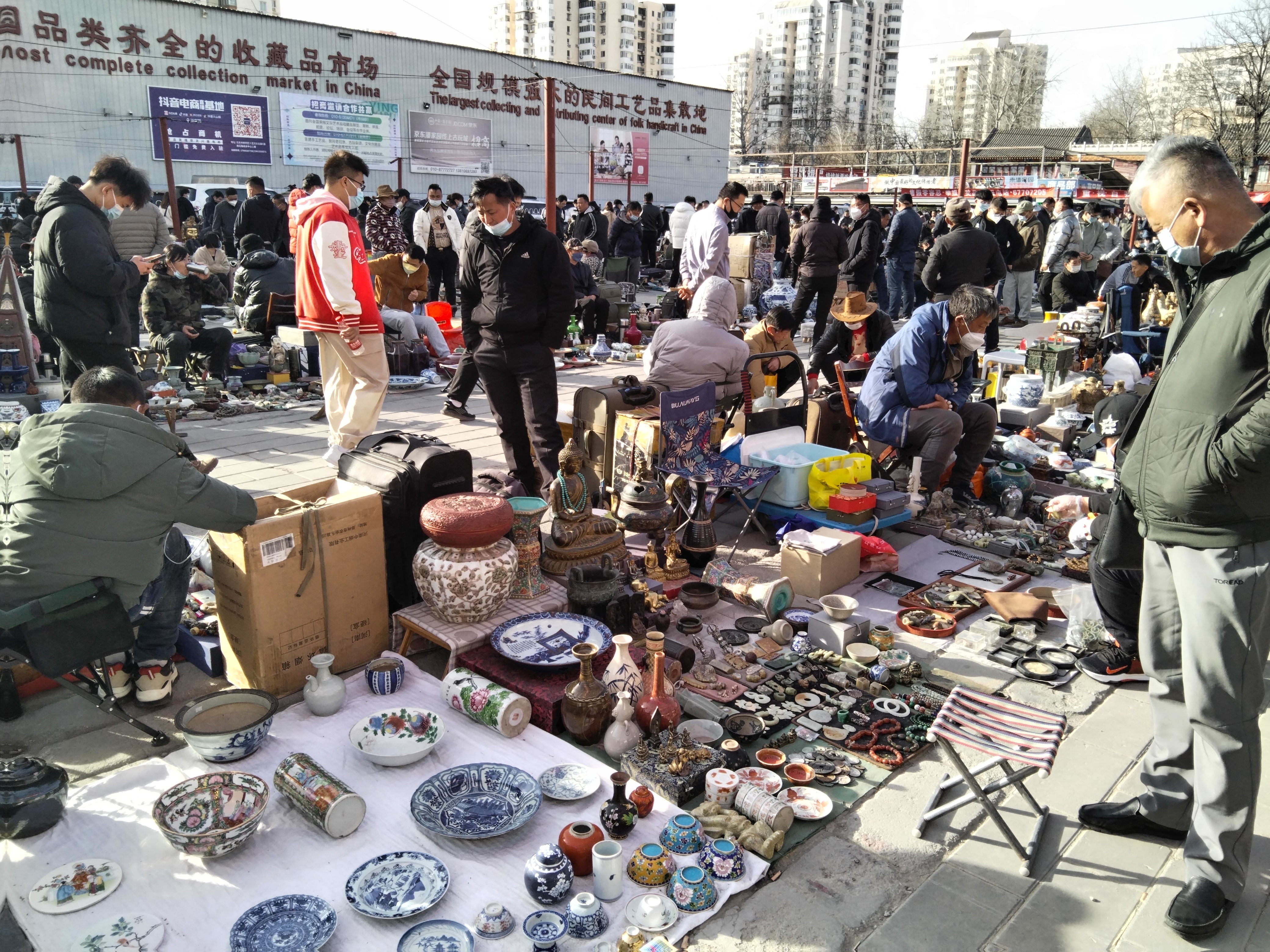 热闹非凡的北京潘家园古玩市场