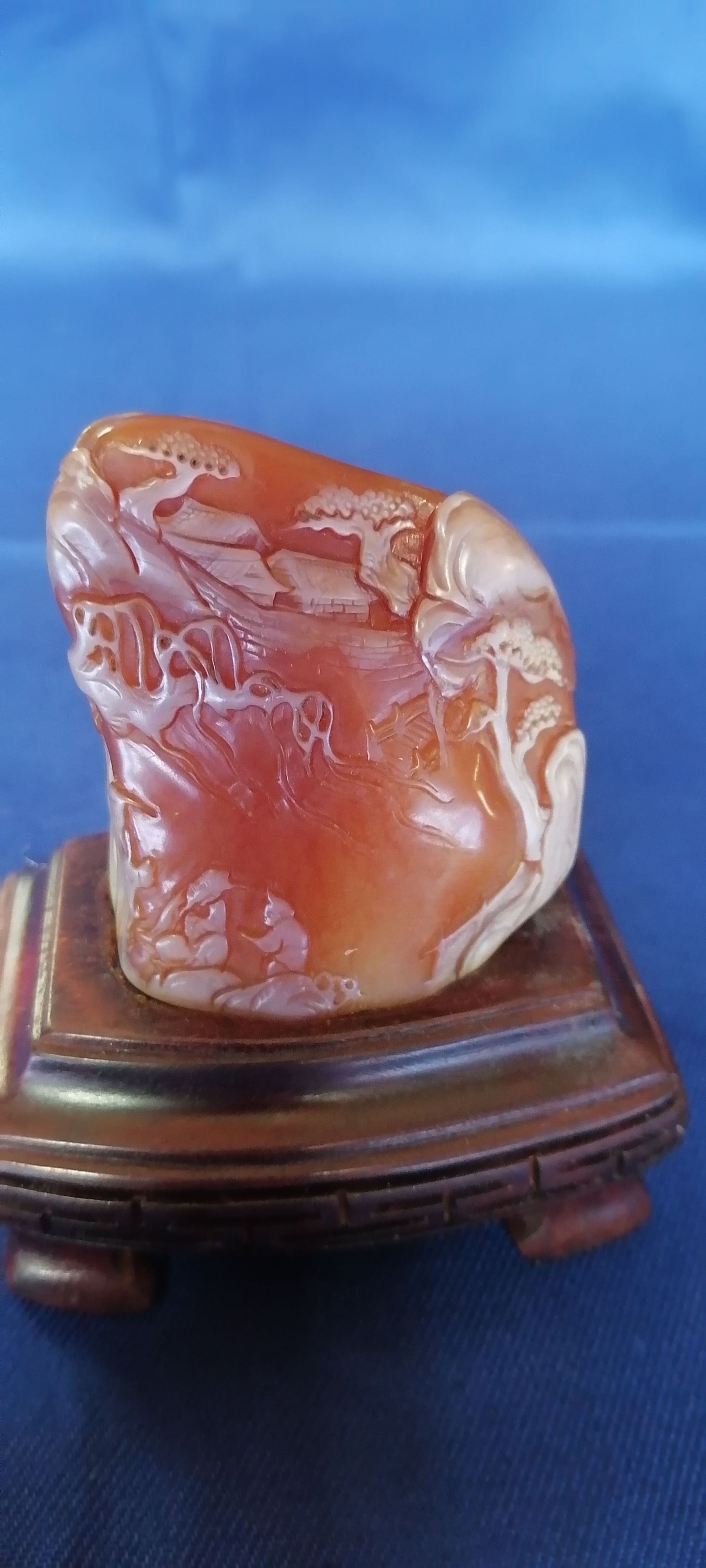 这是一块福建寿山"田黄石"此石净重94克,高6厘米宽5厘米厚3厘米,外