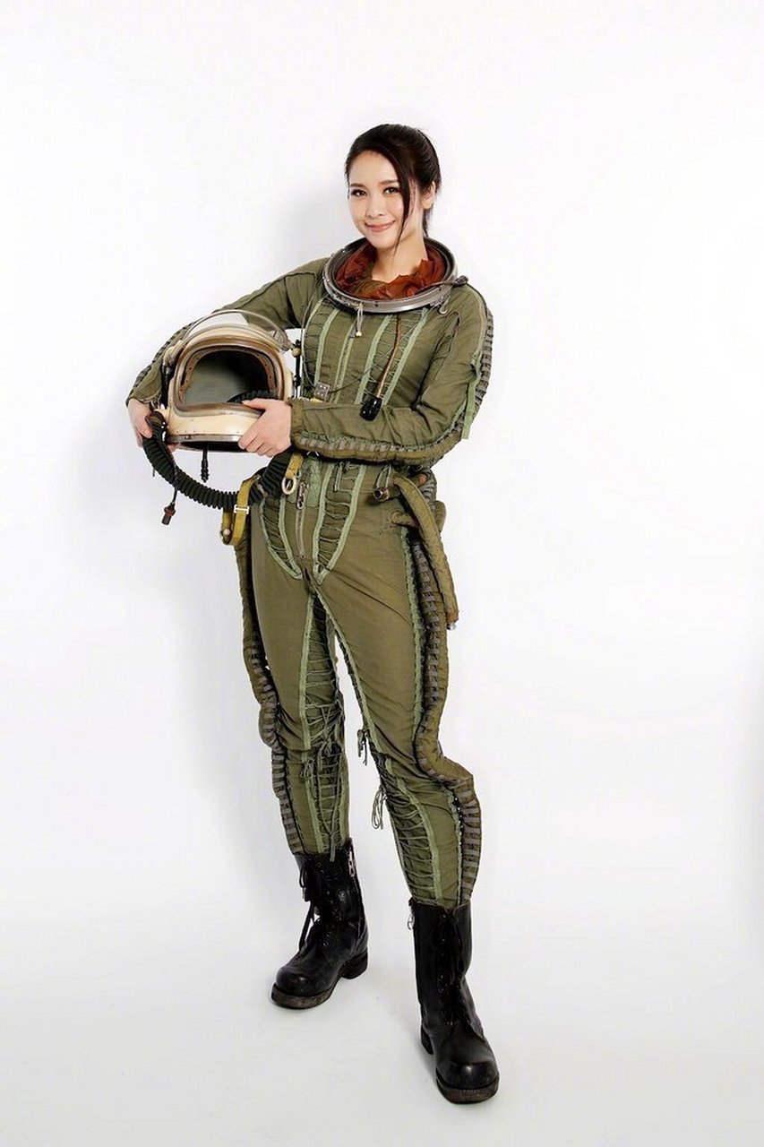 这个漂亮的妹子,身上穿的是一种侧管式高空代偿服,早年间歼-8战斗机