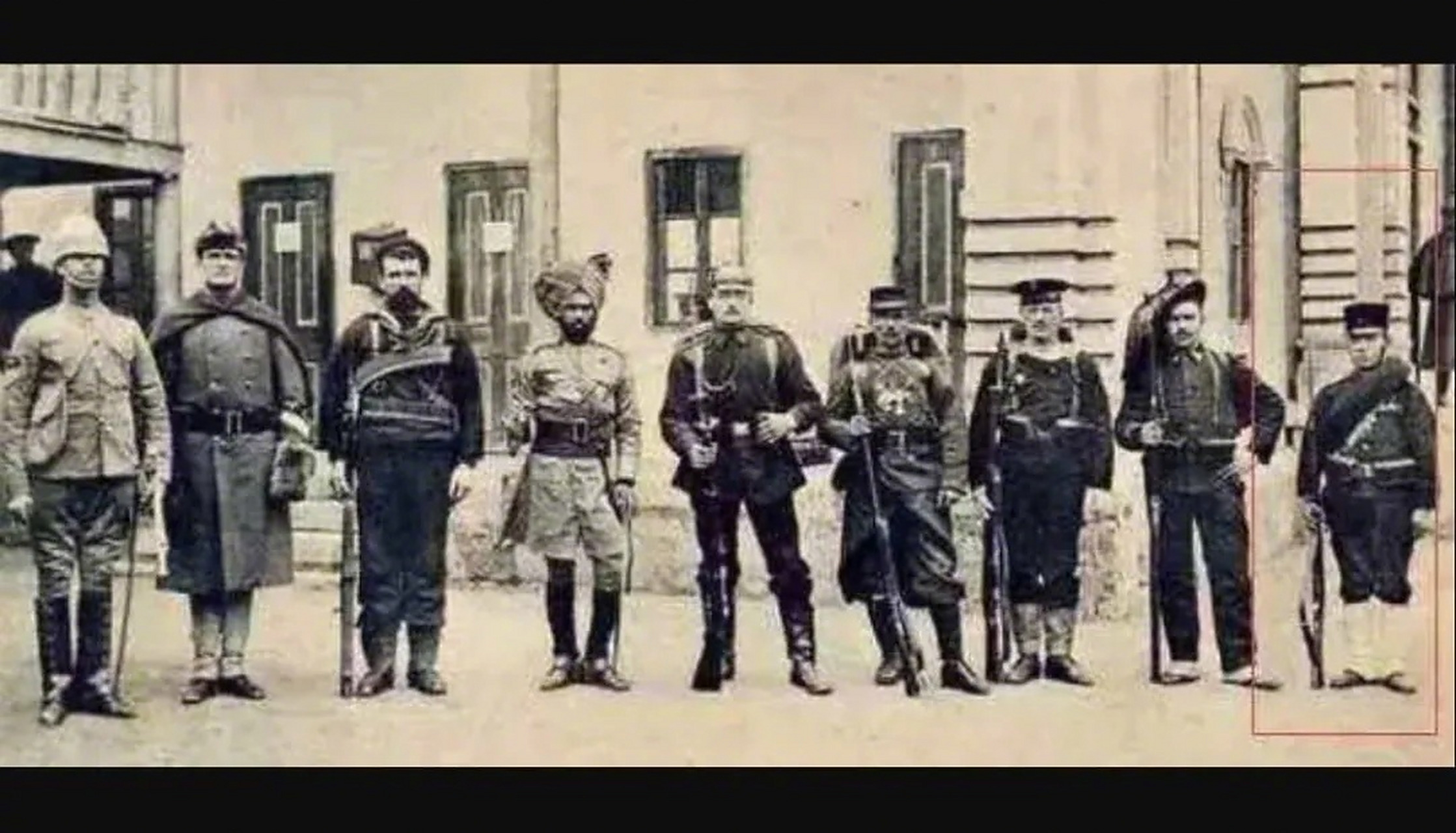 1900年末,入侵中国的八国联军合影.最右边那头不足一米六的,看身高应