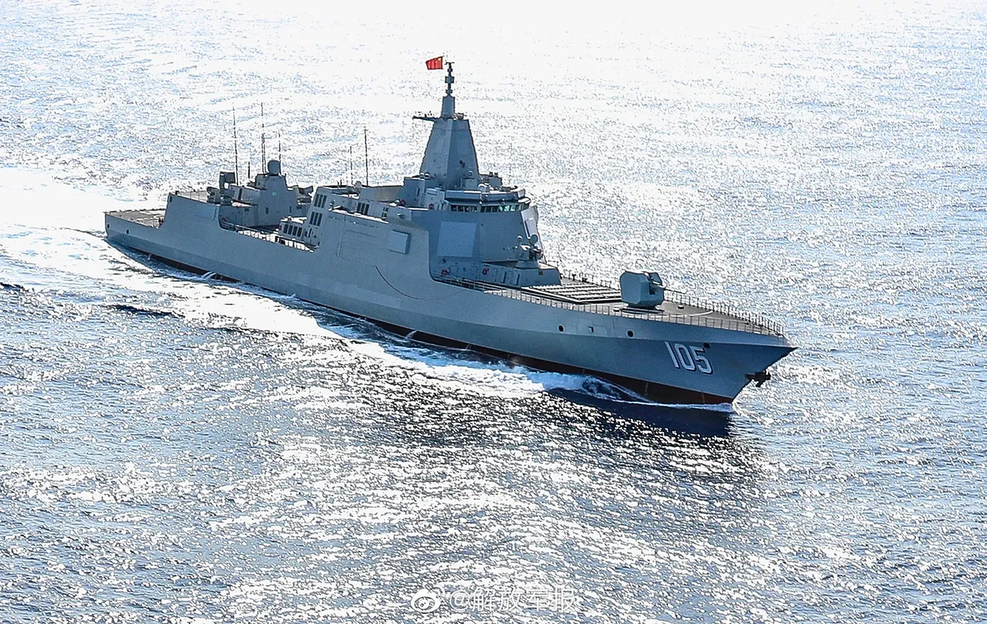 万吨大驱105大连舰,刚刚完成了为期28天的远海战备巡逻任务.