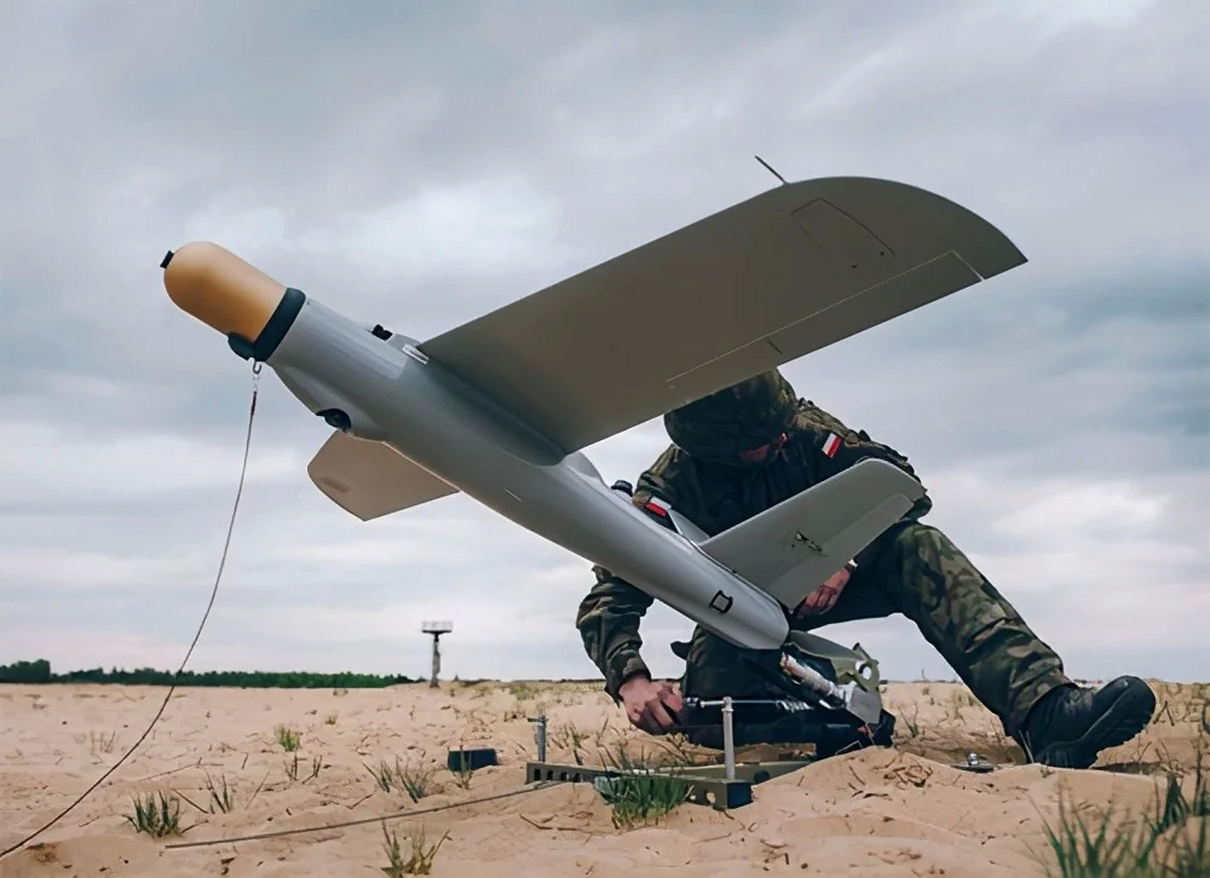 乌克兰晒出了波兰老铁援助的"战友tl"巡飞弹,集无人机与导弹功能于一