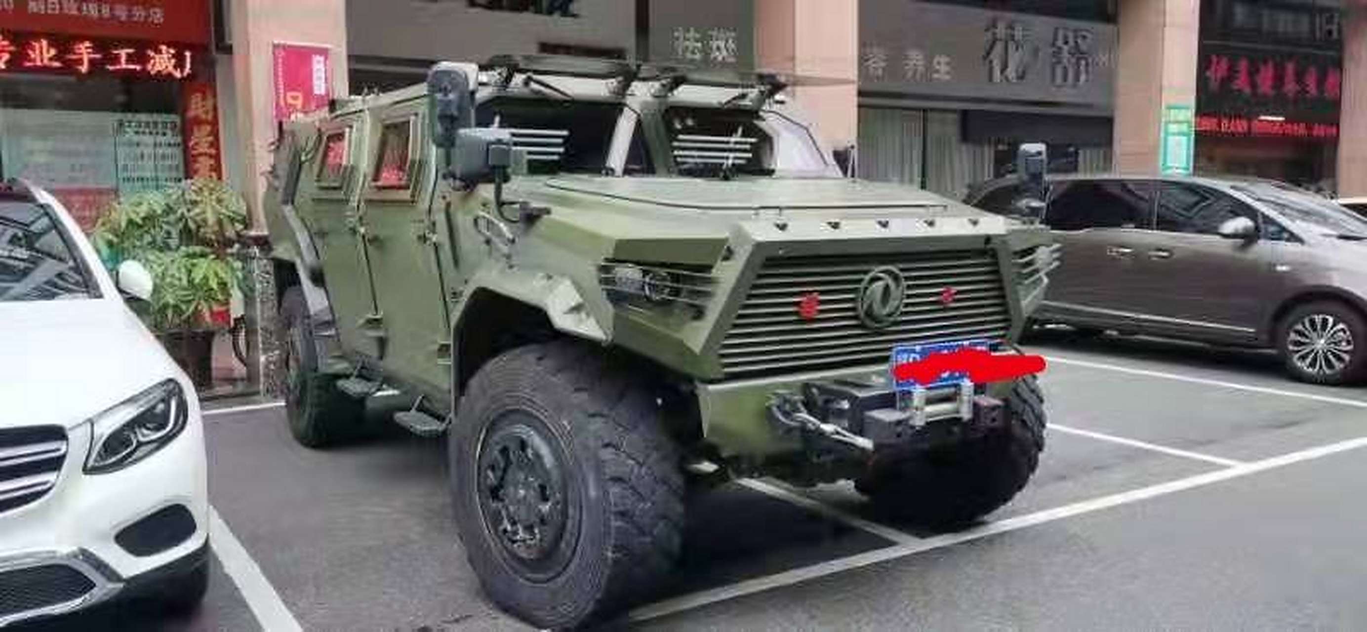 第三代"猛士"装甲防护车的体型明显增大,车体高度达到了2.12米.