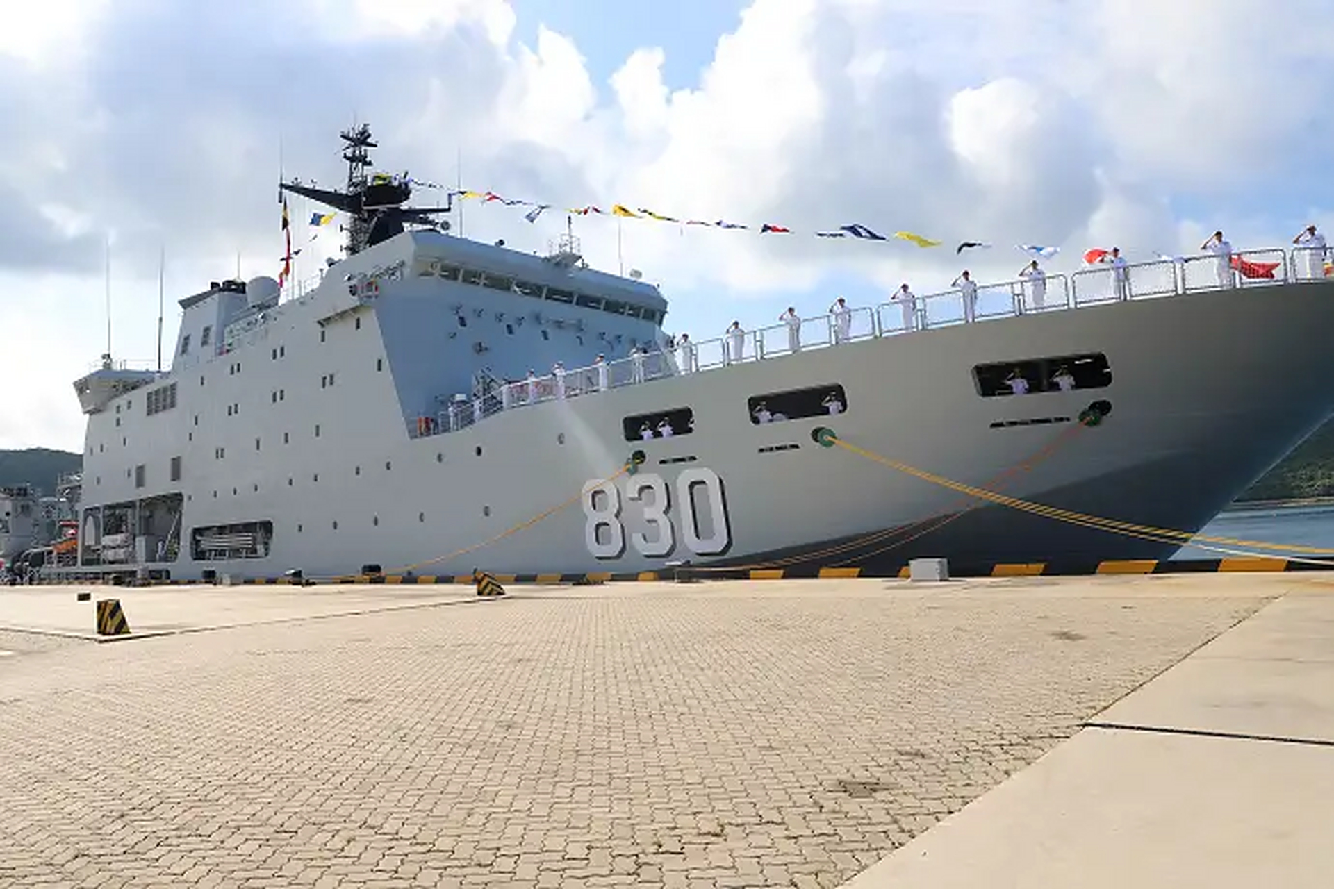 927型万吨级潜艇支援舰,中国9899海军830"镜泊湖"舰.