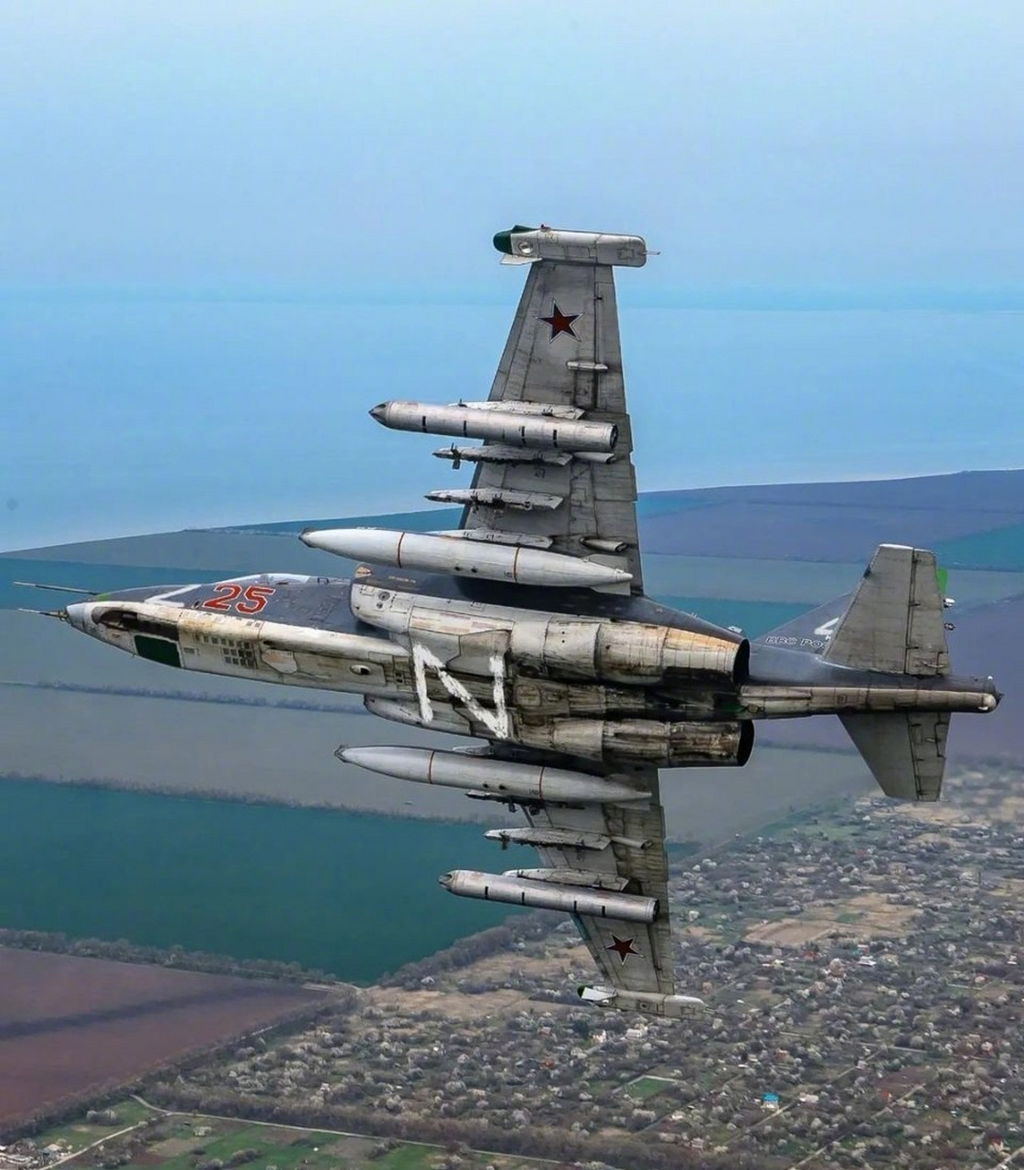 俄罗斯空军的苏-25"蛙足"强击机,空着的挂架和火箭巢表明,这架强击