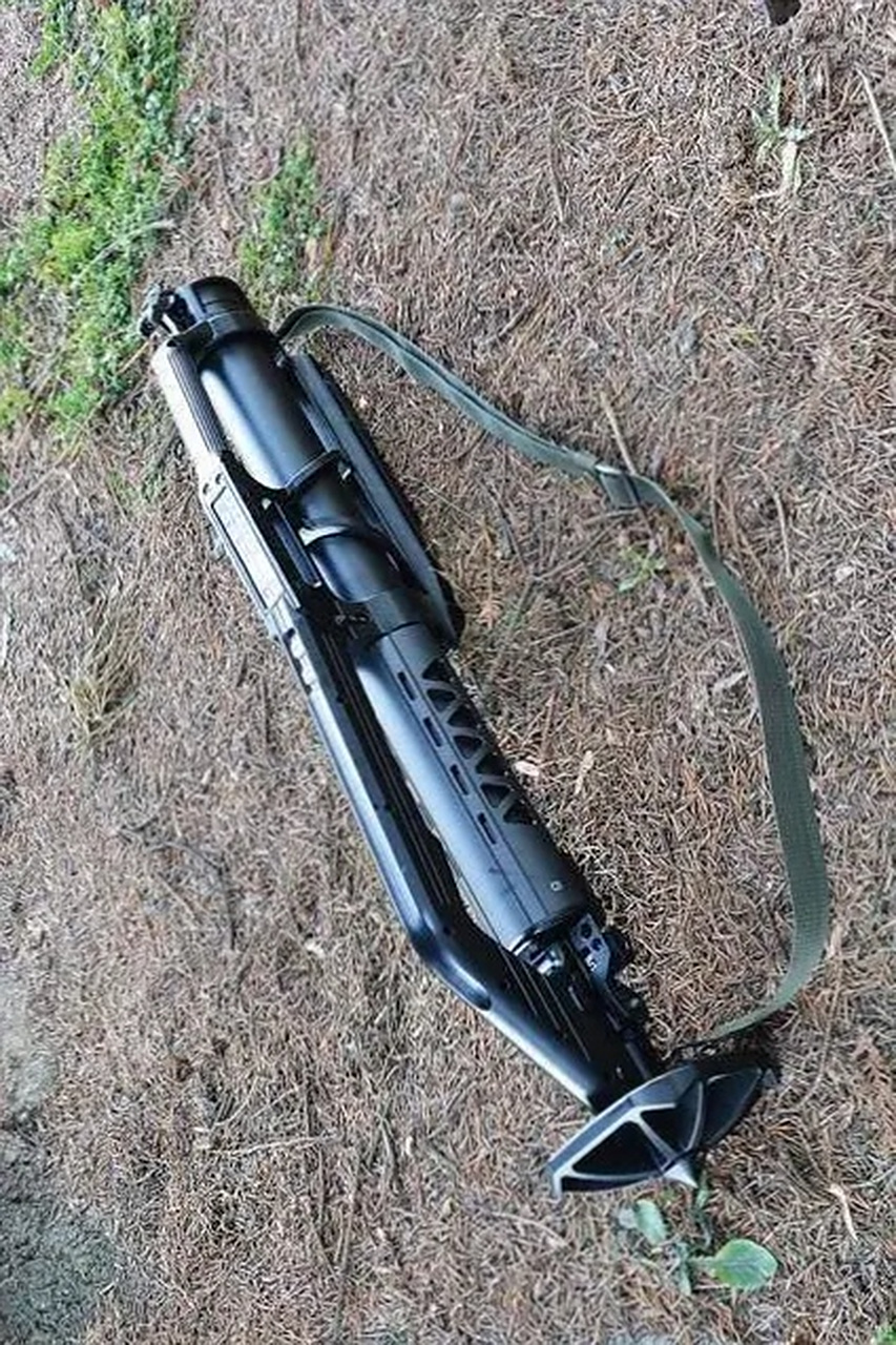 这是一款专门为特种作战研发的超轻型迫击炮,全重仅有6.