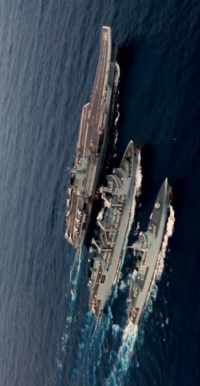 辽宁舰与901综合补给舰"呼伦湖"舰在西太平洋进行横向行进间补给.