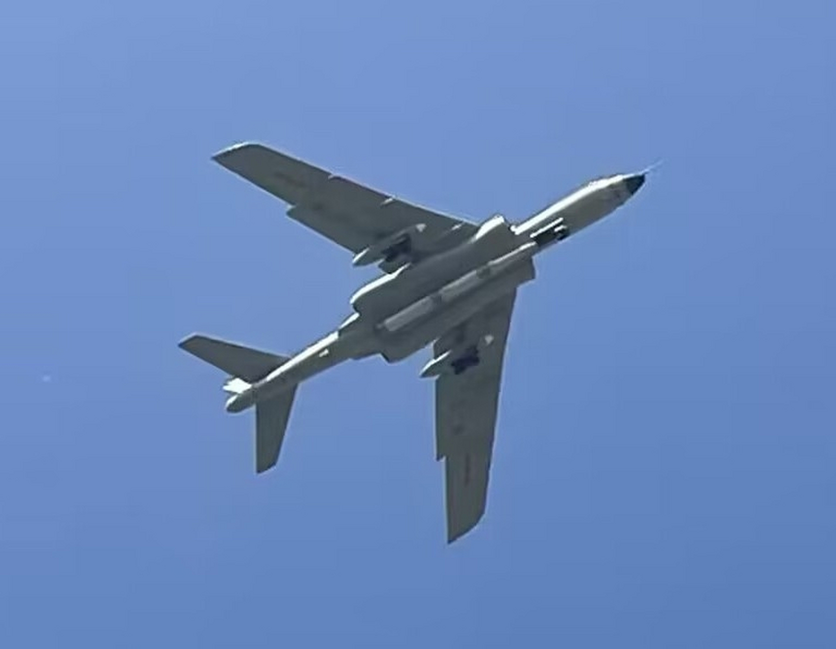 轰-6n轰炸机在机腹部加挂了一个"大型副油箱",让六爷的作战半径猛增