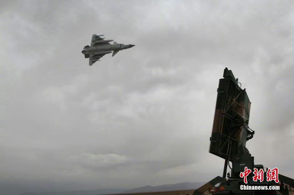 我们空军的蓝军旅,非常喜欢在空地对抗结束以后,超低空掠过地面部队的