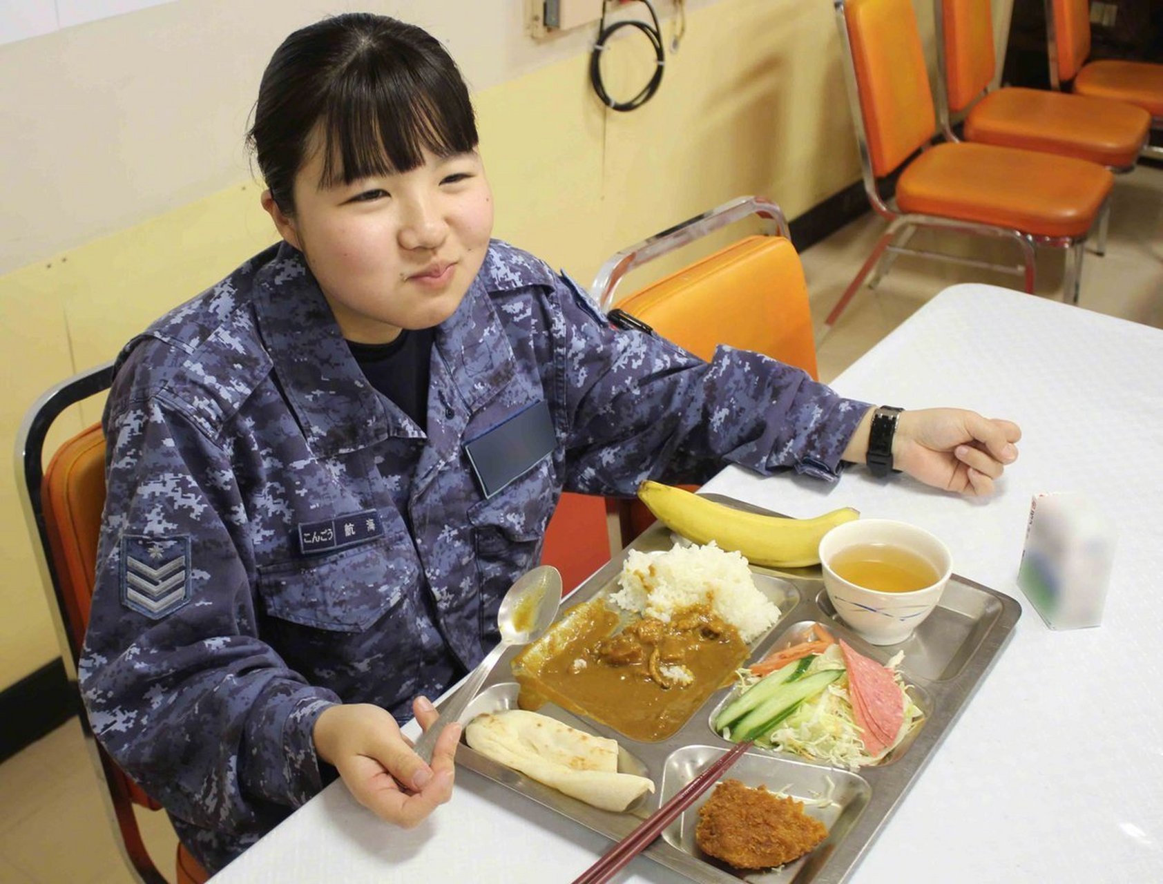 看上去还是以咖喱饭为主,配以炸鸡块,肉饼,蔬菜沙