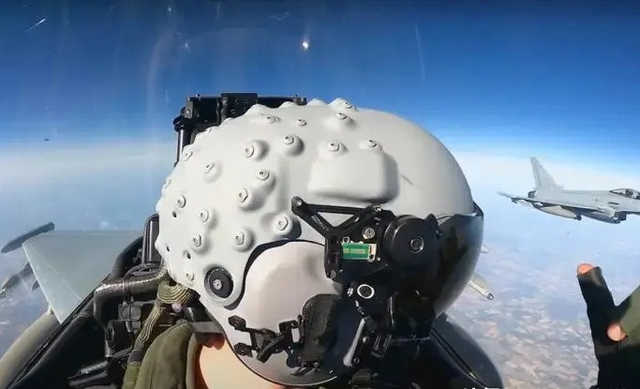 巴基斯坦空军歼-10ce装备了先进头盔显示器,这是中国最先进的头盔显示