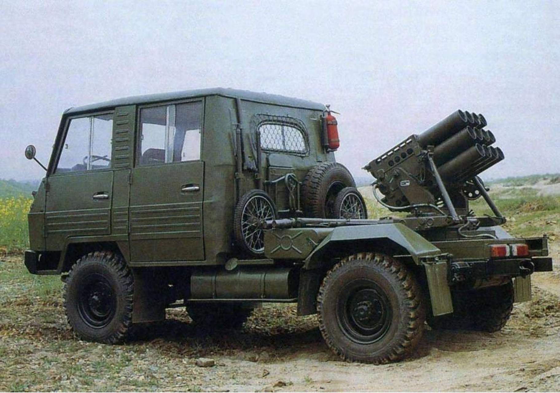 63式107毫米多管火箭炮是中国上世纪50年代研制的一种多用途火箭炮