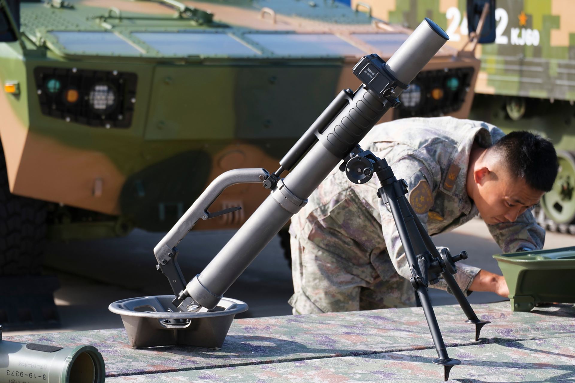 在2023长春航展上公开展出的空降兵装备的新一代60毫米超轻型迫击炮.