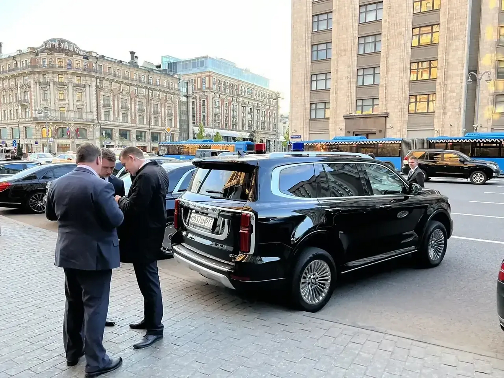 坦克500已经成了俄罗斯强力部门和当地土豪的最喜爱进口硬派越野车