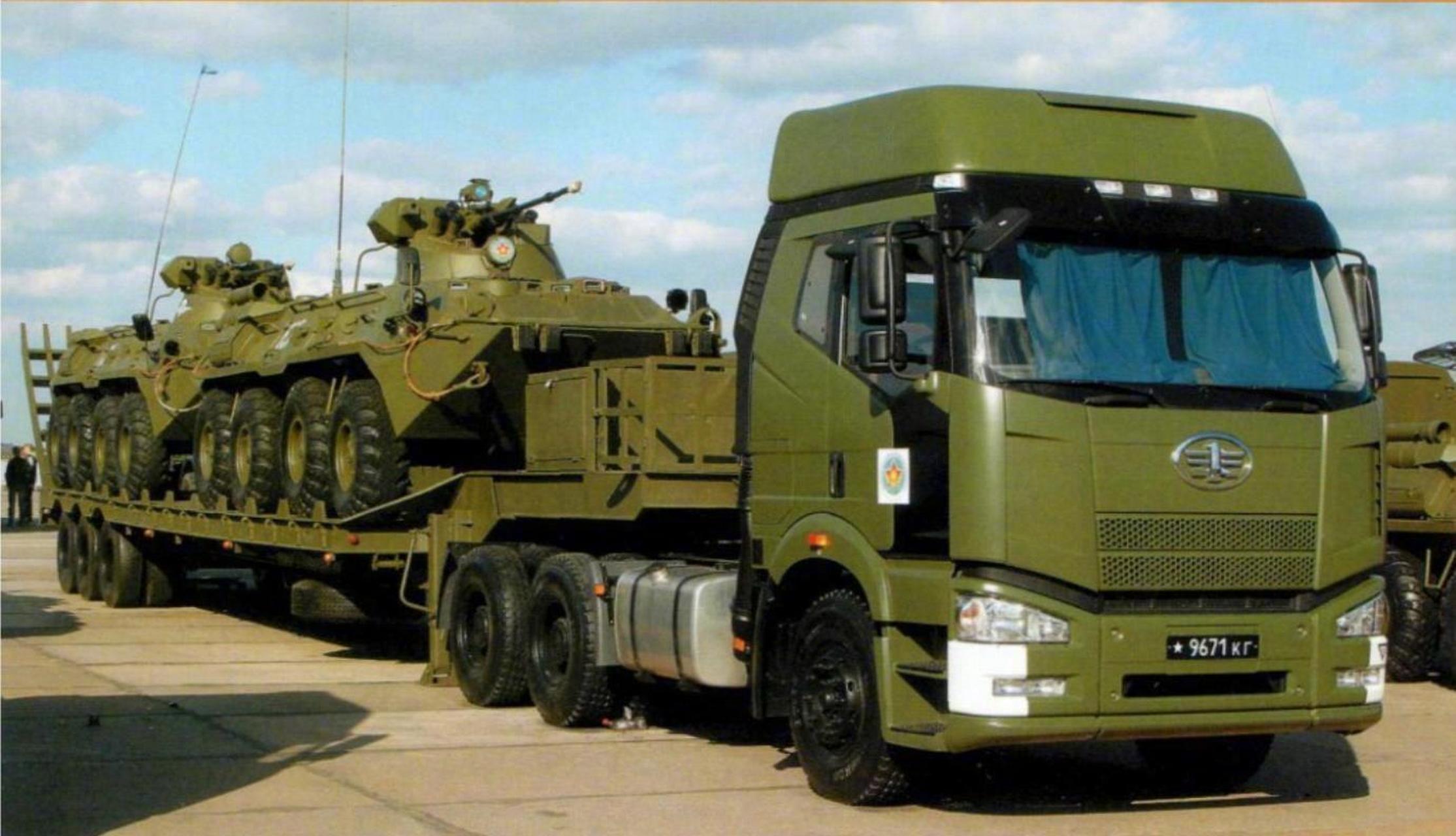 我们中国目前现役的第三代军用卡车,也就是陕汽6轮版的sx2220和8轮