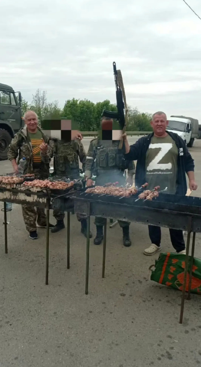 这是俄军的战地烧烤,直接在公路旁架上炉子就烤起来.