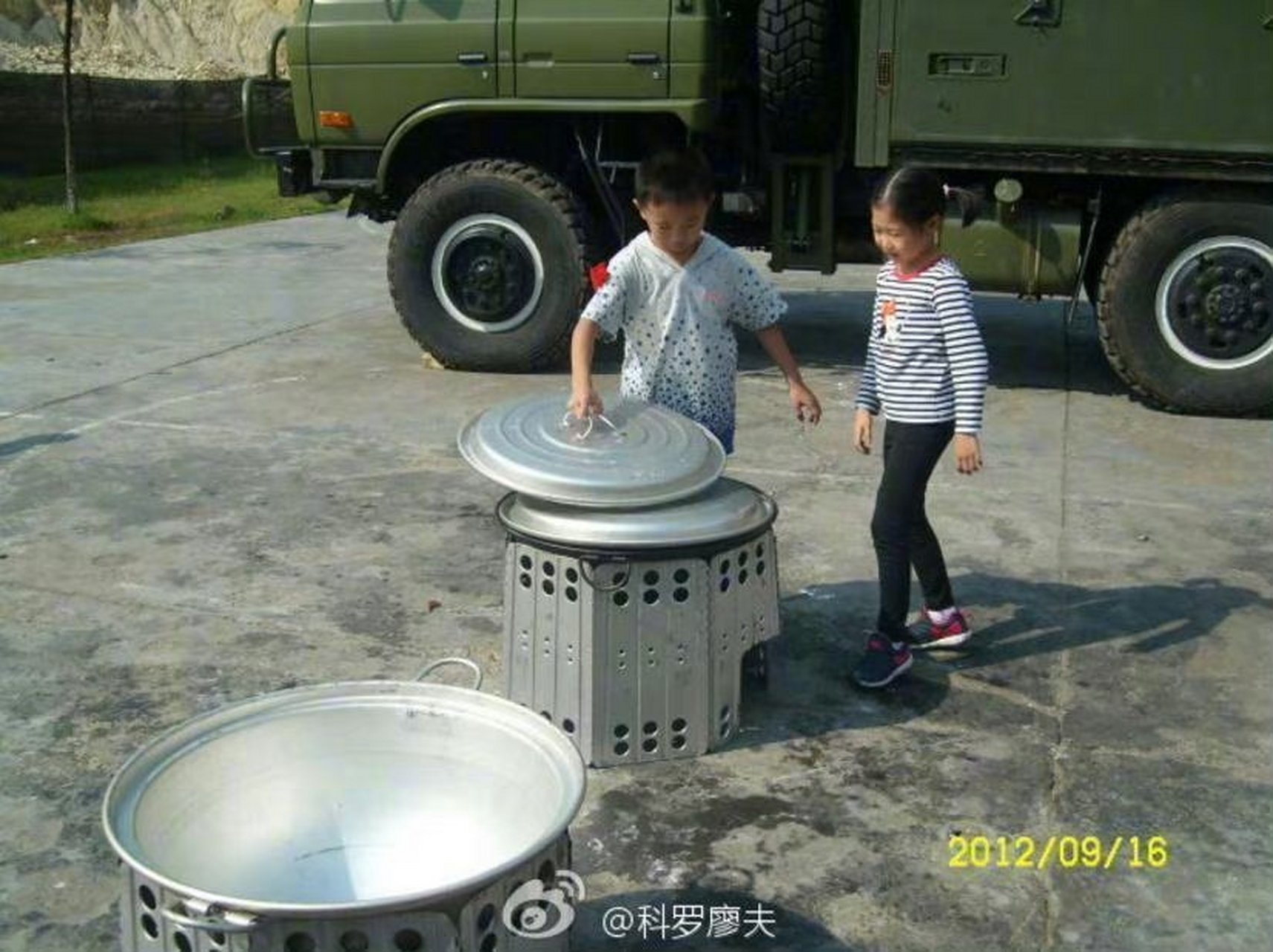 这个设备的学名,叫"连用给养单元",实际上就是行军灶,我们军队十几年