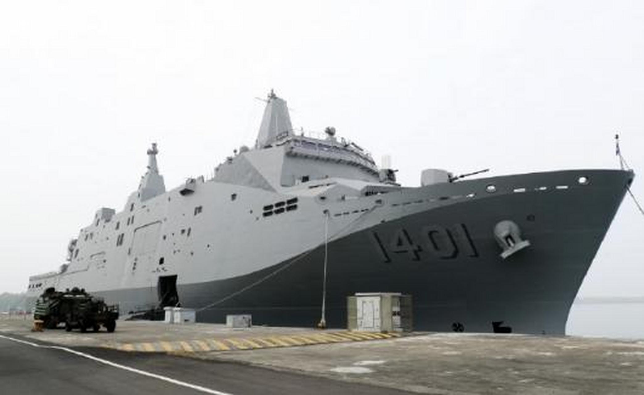万吨级两栖船坞登陆舰玉山舰正式交付湾仔海军,几十张新闻照片里